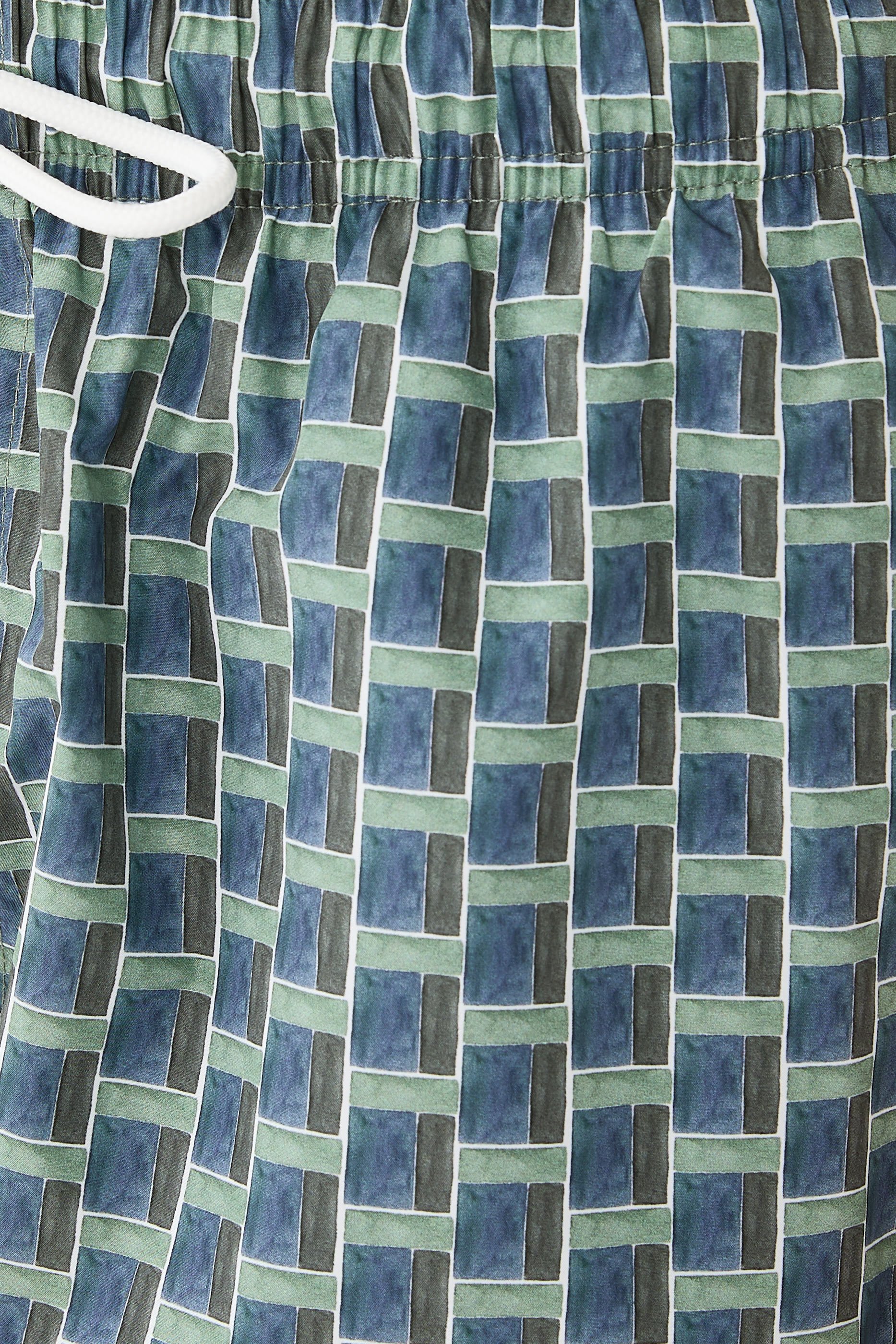 شورت سباحة بنقشة هندسية