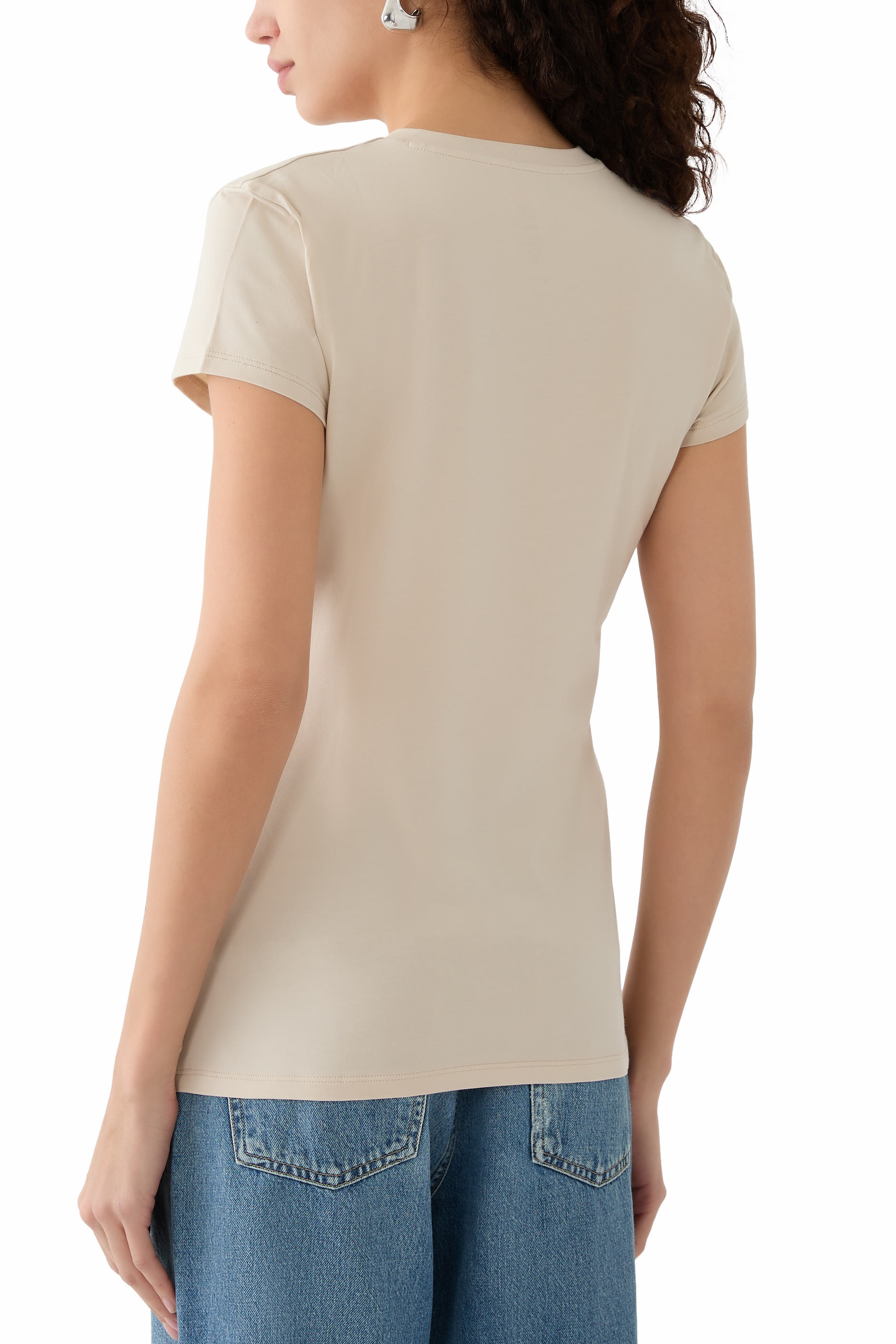 تيشيرت بياقة على شكل حرف V وشعار الماركة