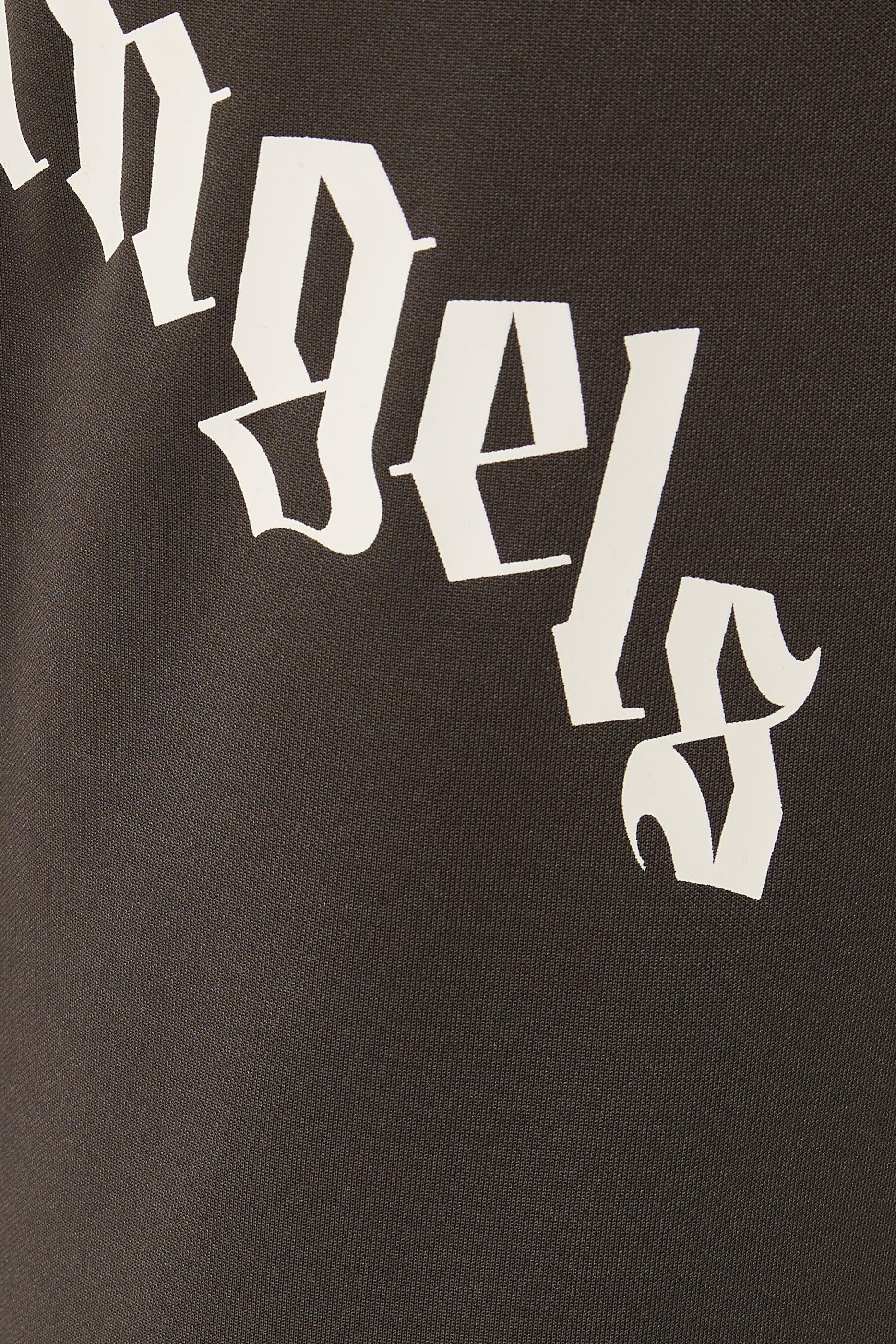 شورت رياضي بشعار الماركة منحني على الظهر