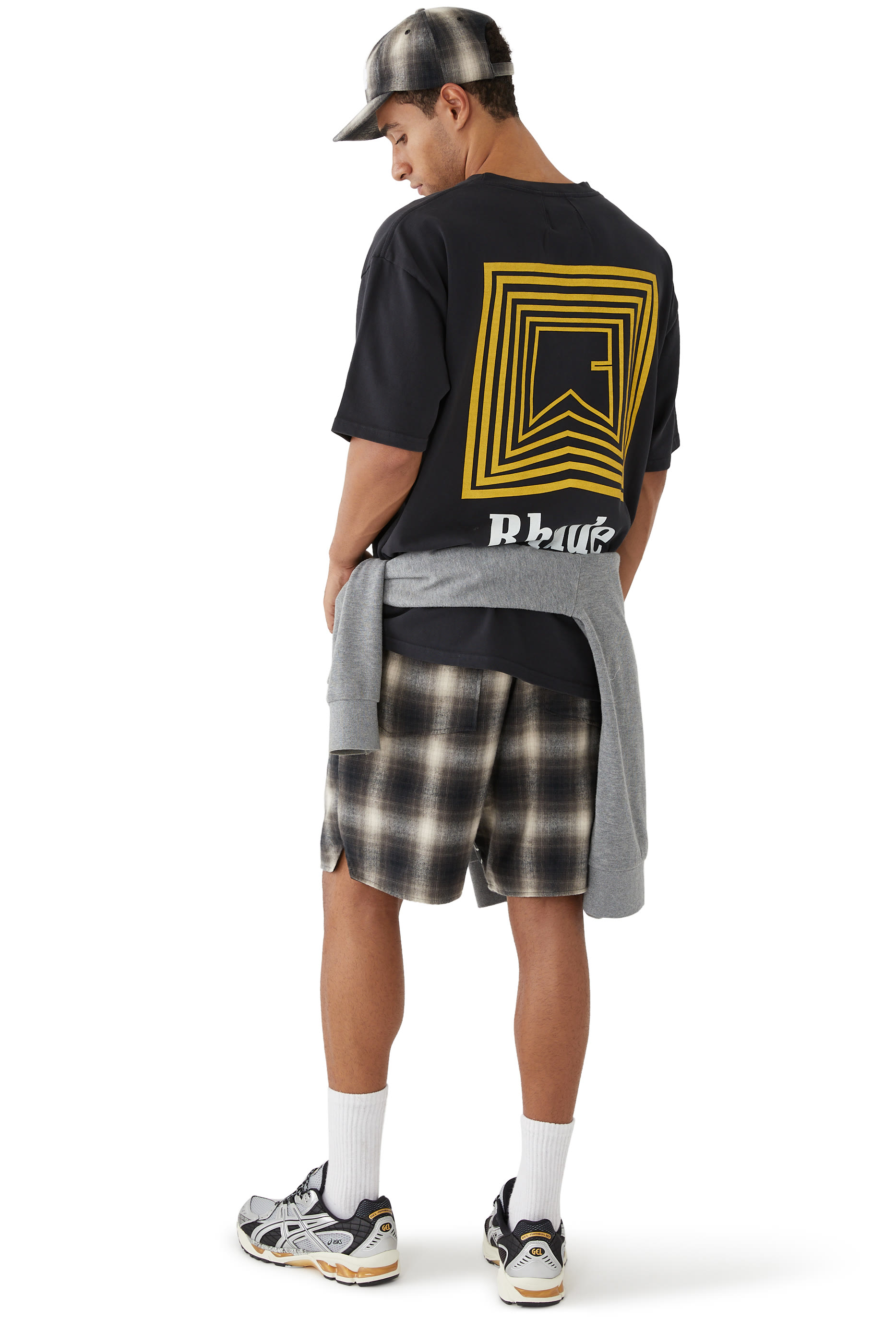 تيشيرت ريبيت بشعار الماركة ونقشة خطوط متعرجة شيفرون