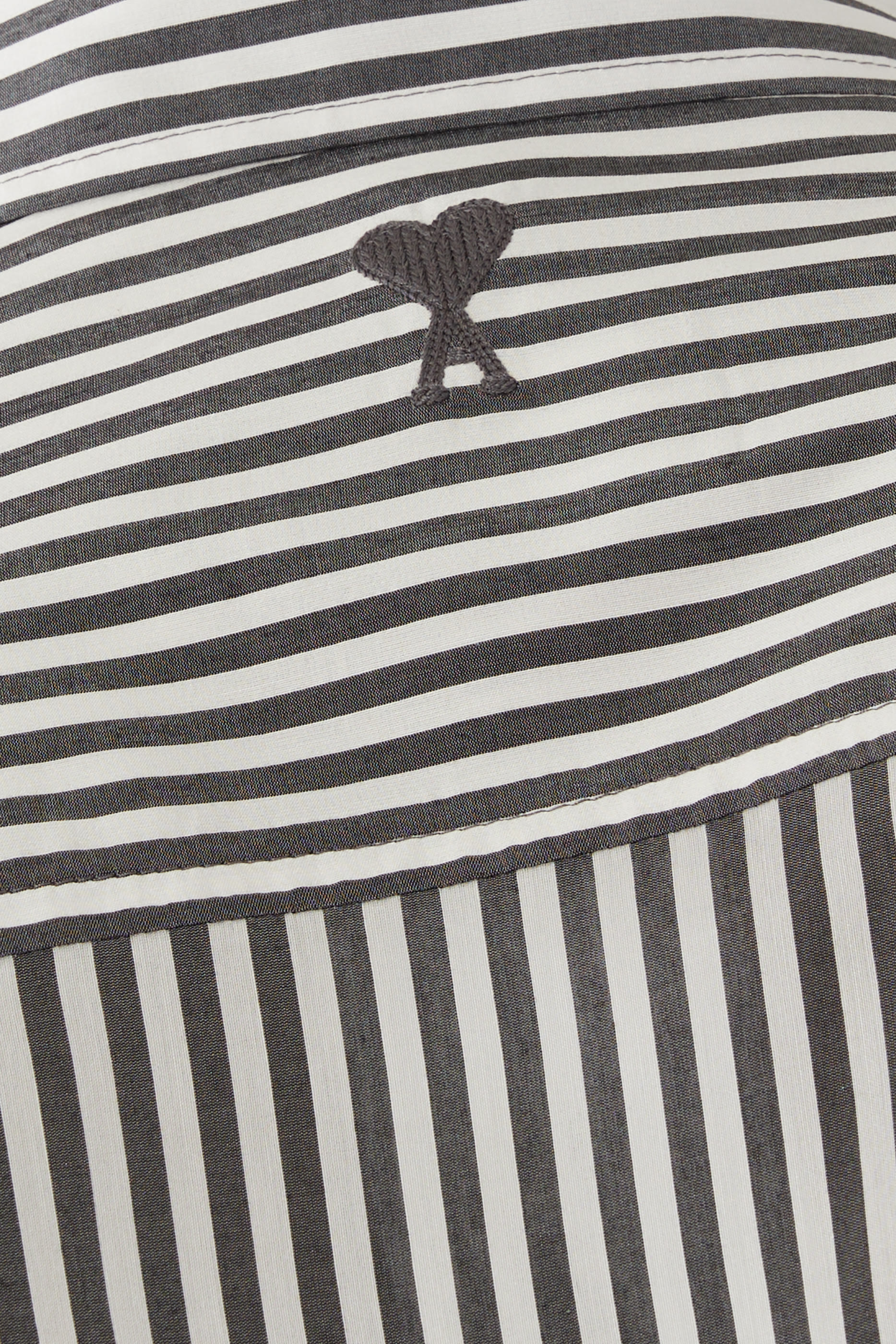 قميص بقصة مربعة