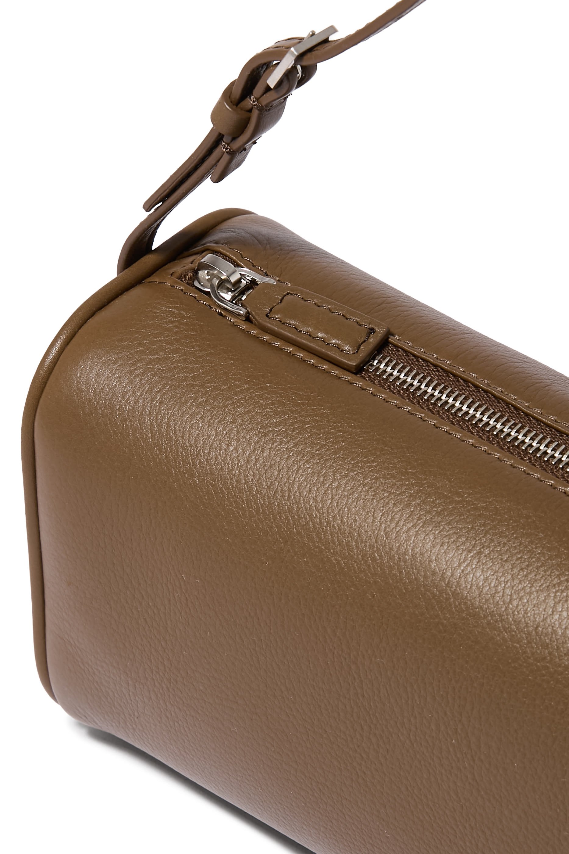 حقيبة بتصميم مستوحى من التسعينات