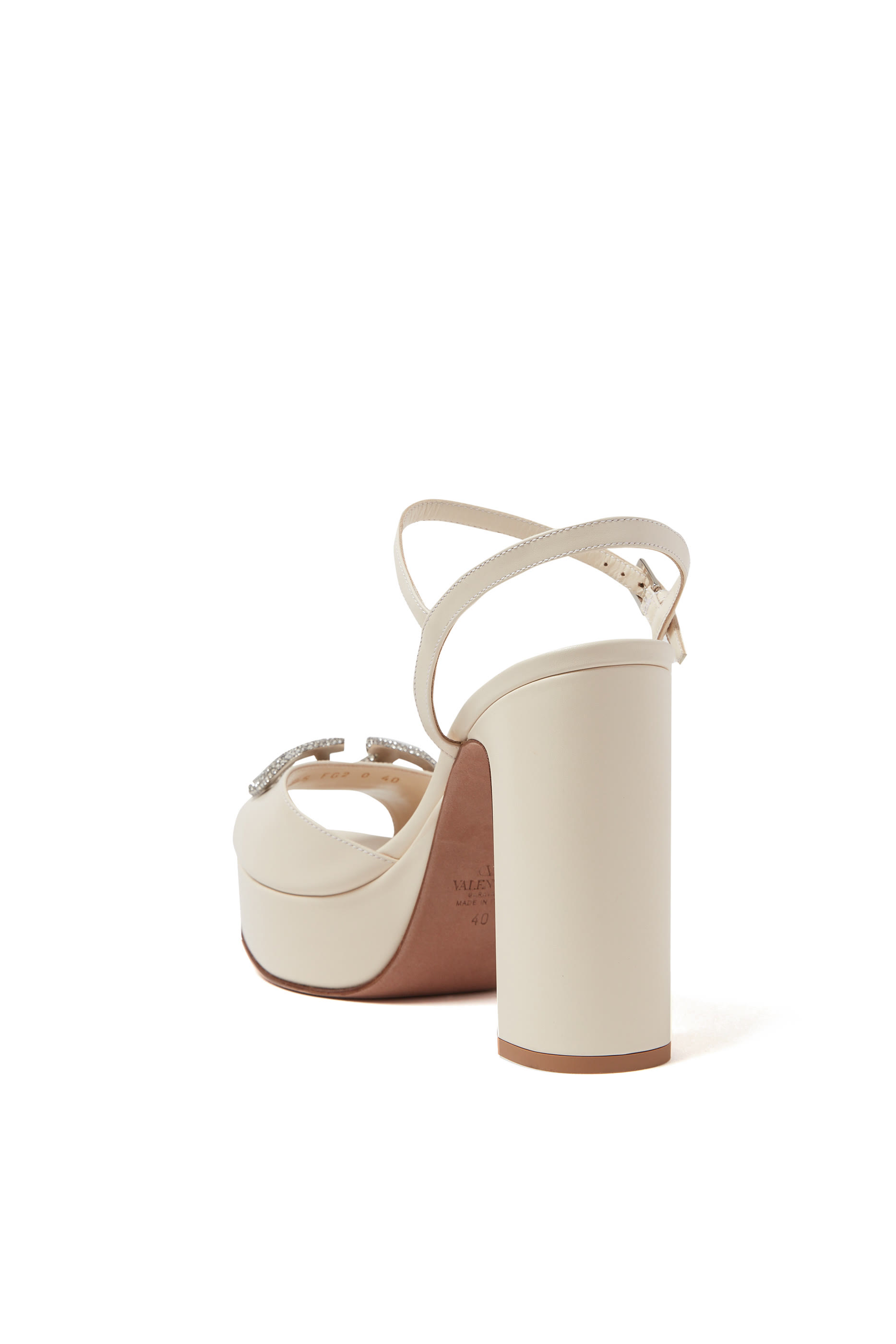 صندل 115 بنعل سميك وشعار الماركة