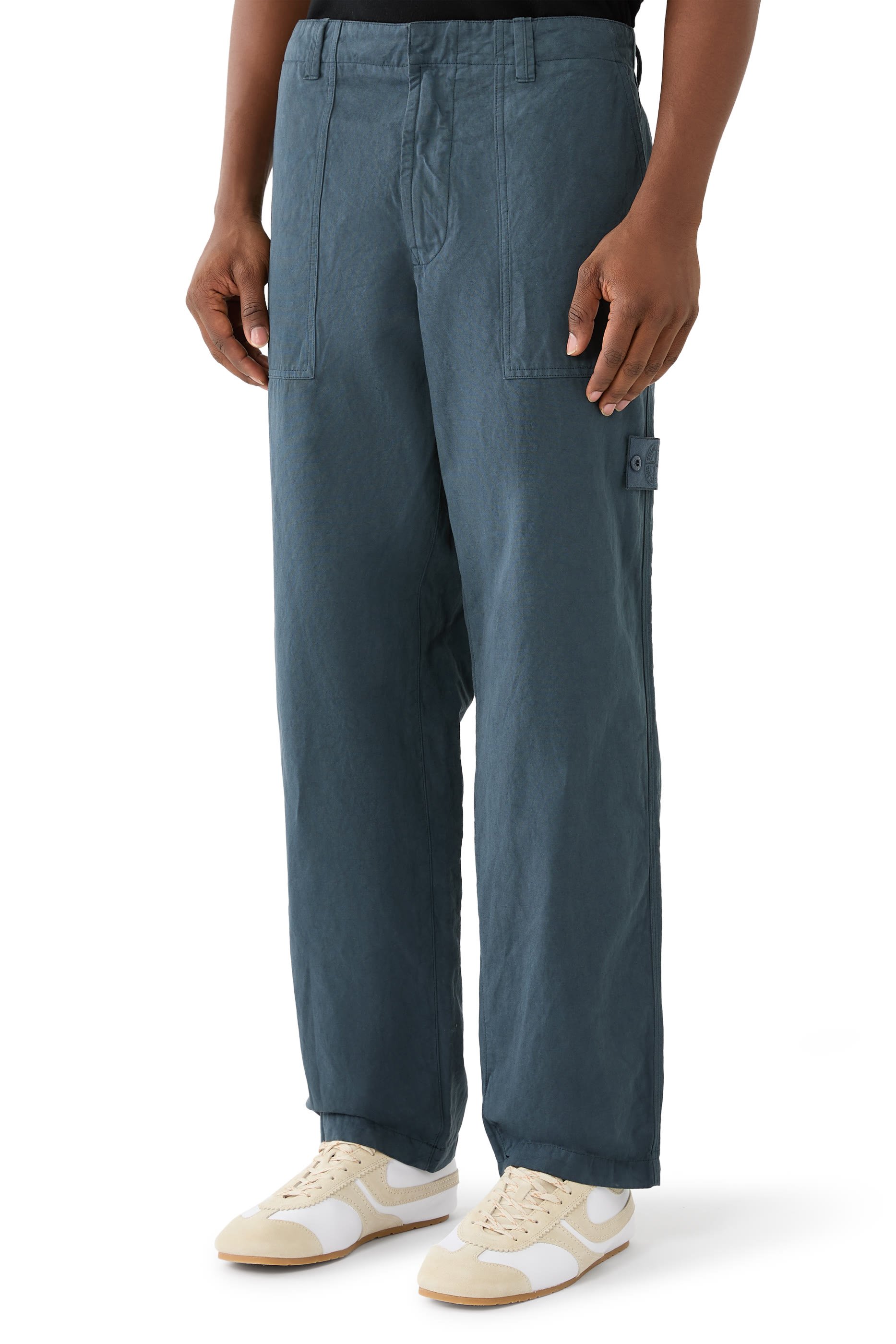 بنطال بجيوب بأزرار كبس وشعار الماركة