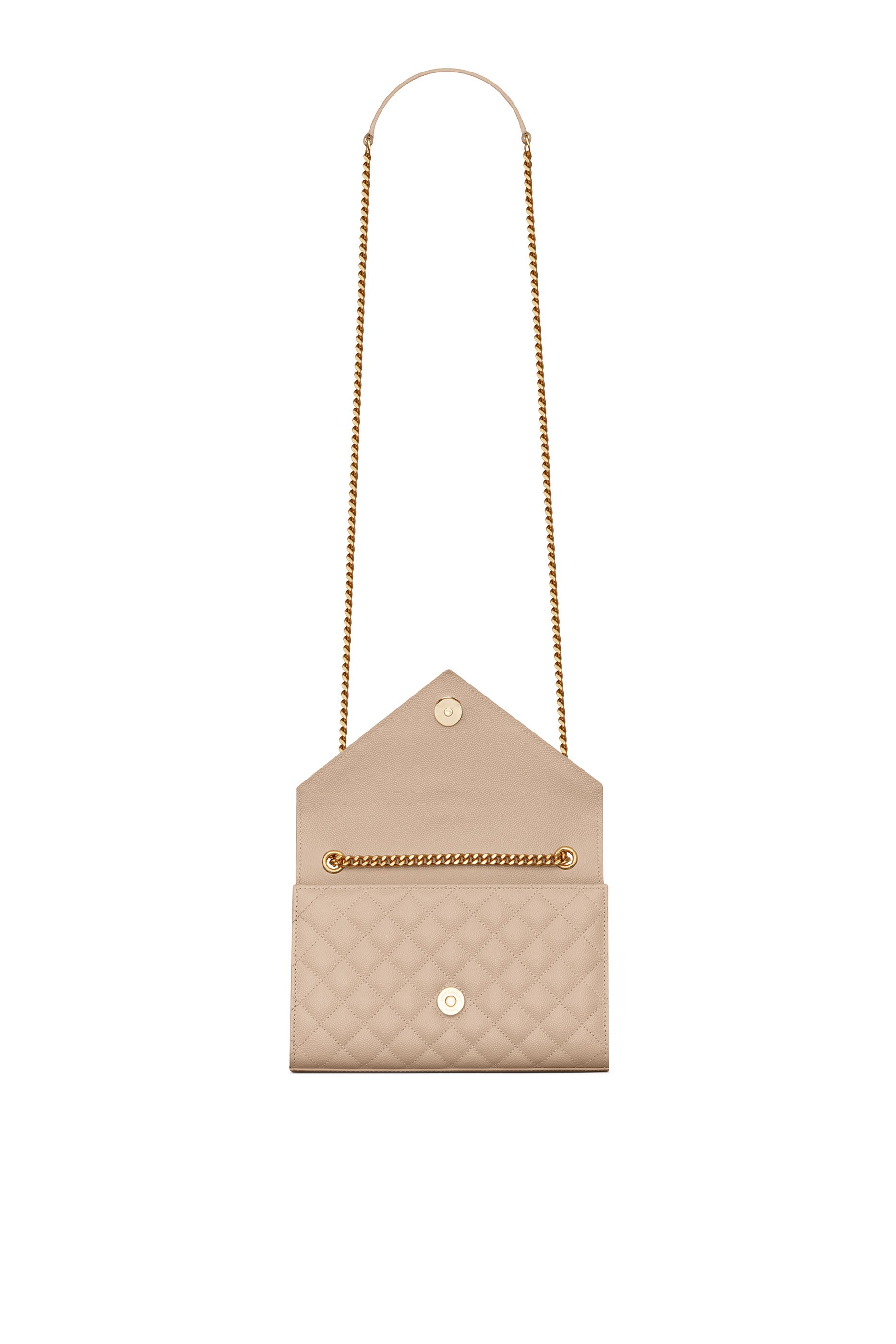 حقيبة صغيرة بتصميم ظرف مبطن جلد بارز الملمس بسلسلة