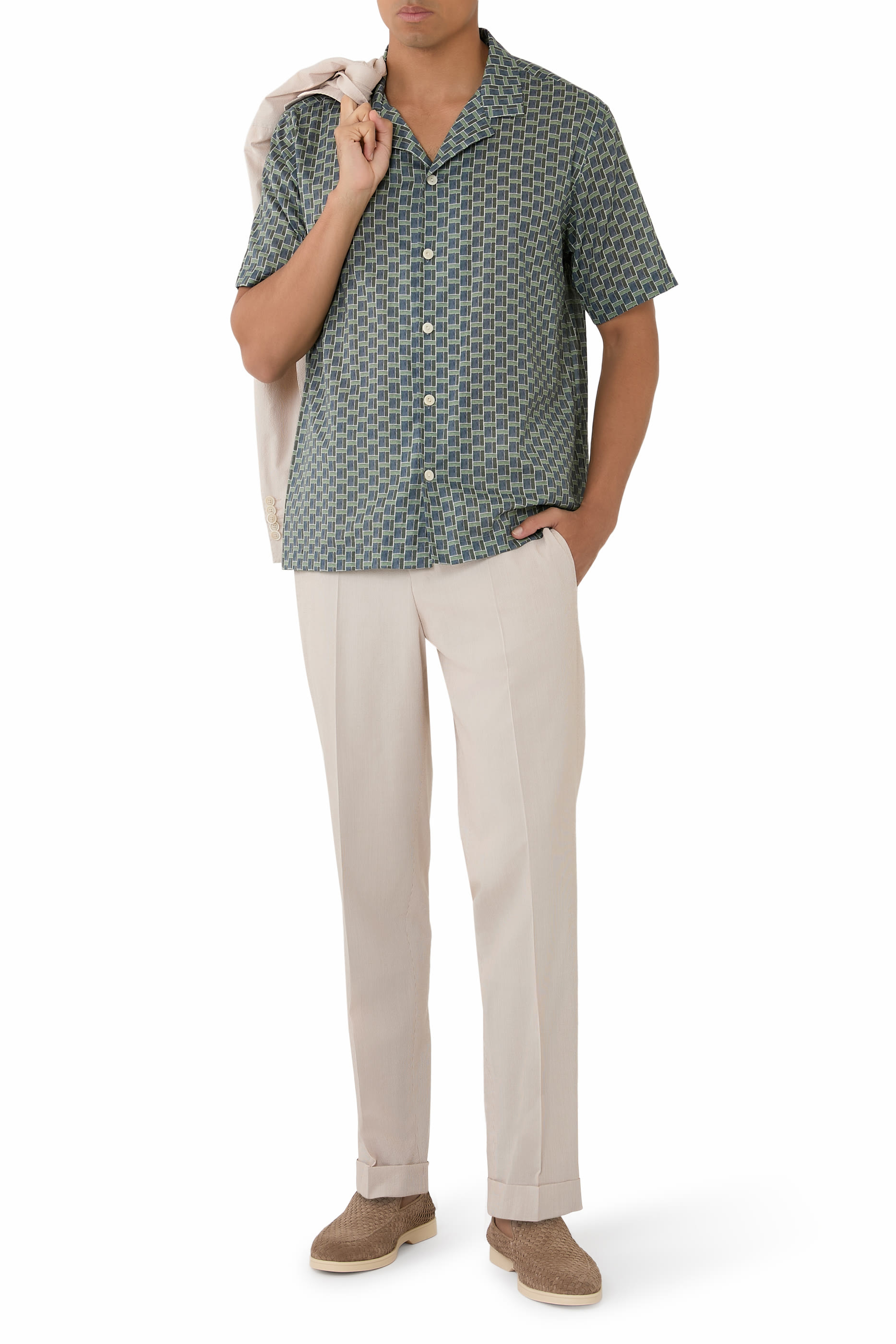 قميص ريزورت بقصة مريحة ونقشة هندسية