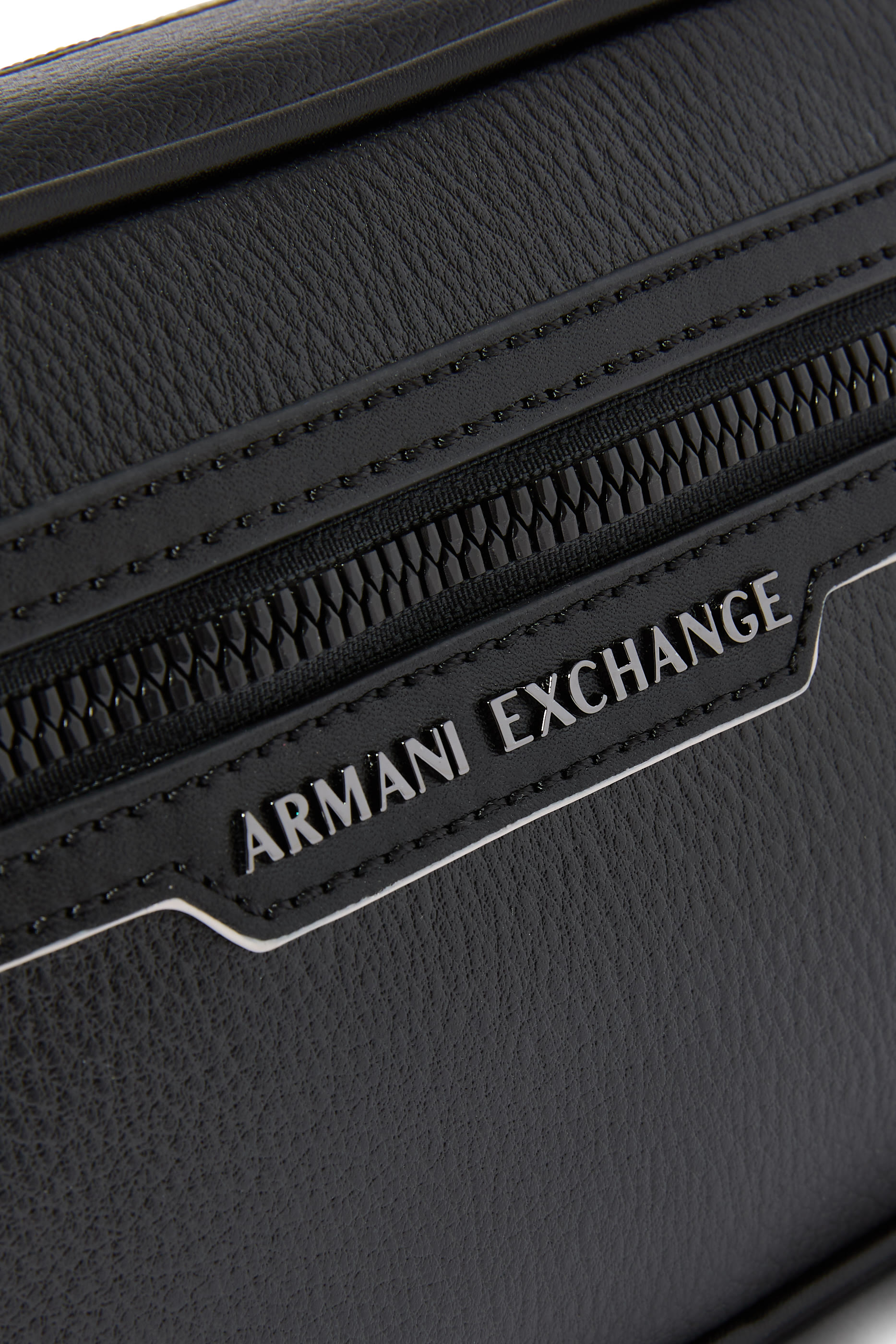 حقيبة مستحضرات عناية شخصية بشعار الماركة