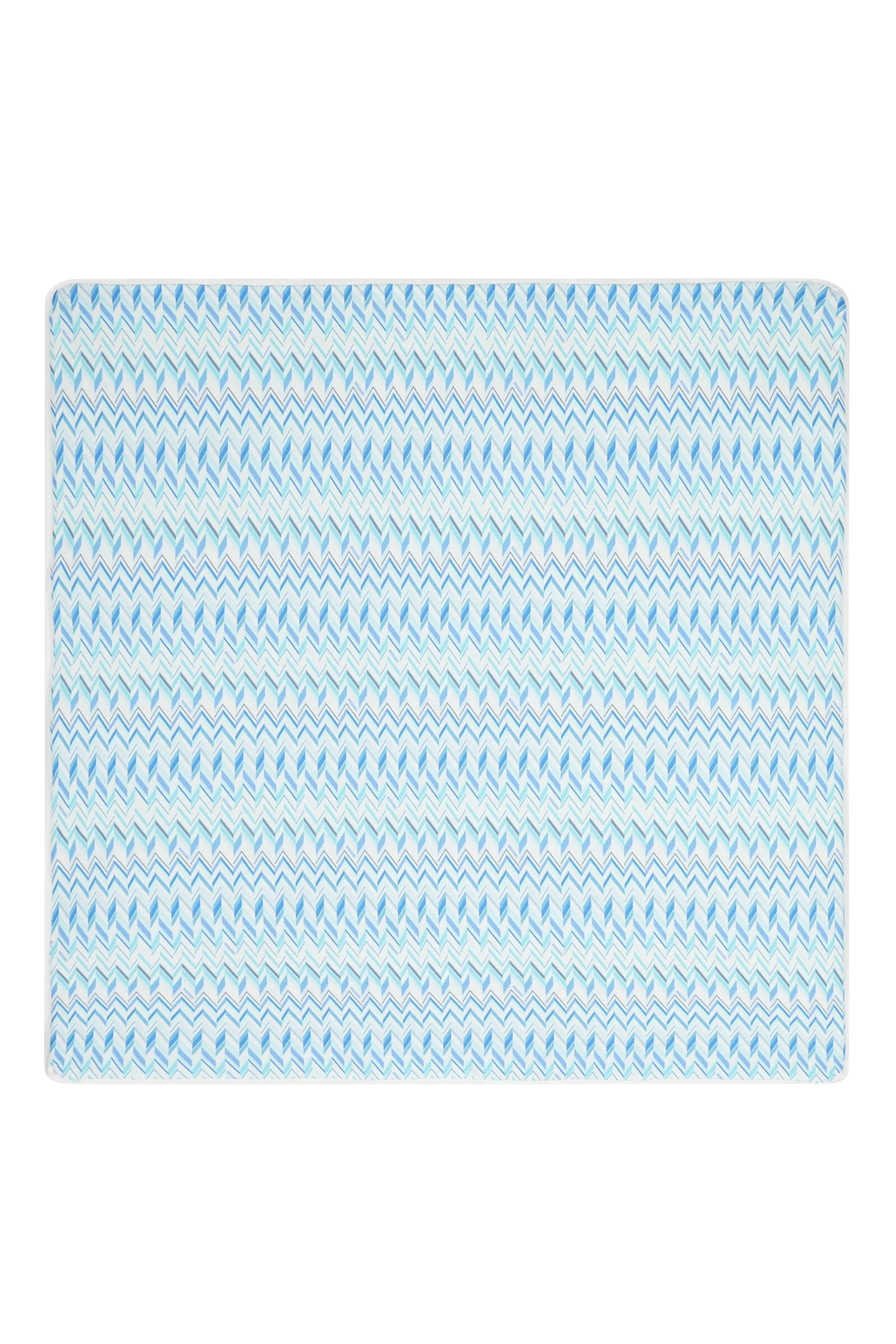 بطانية بشعار الماركة ونقشة خطوط متعرجة للأطفال