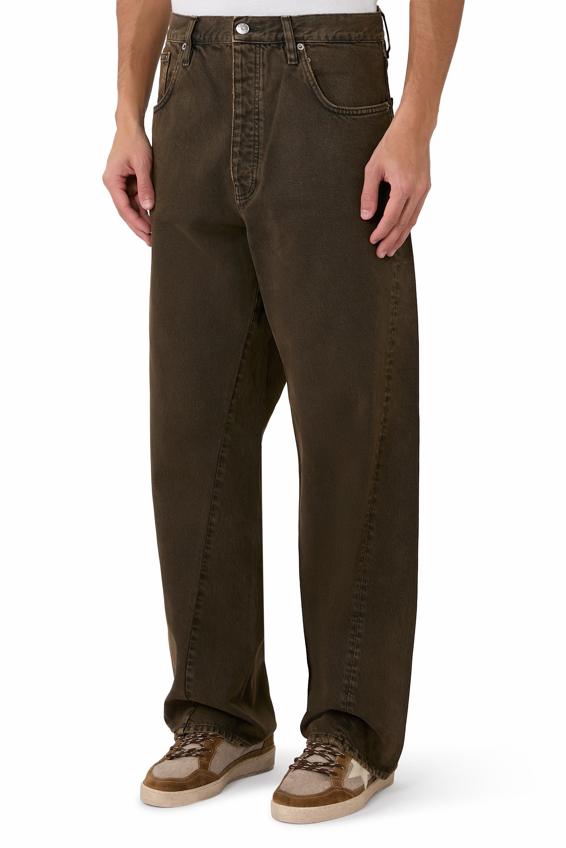 بنطال جينز بقصة ساق واسعة وتفاصيل ملفوفة