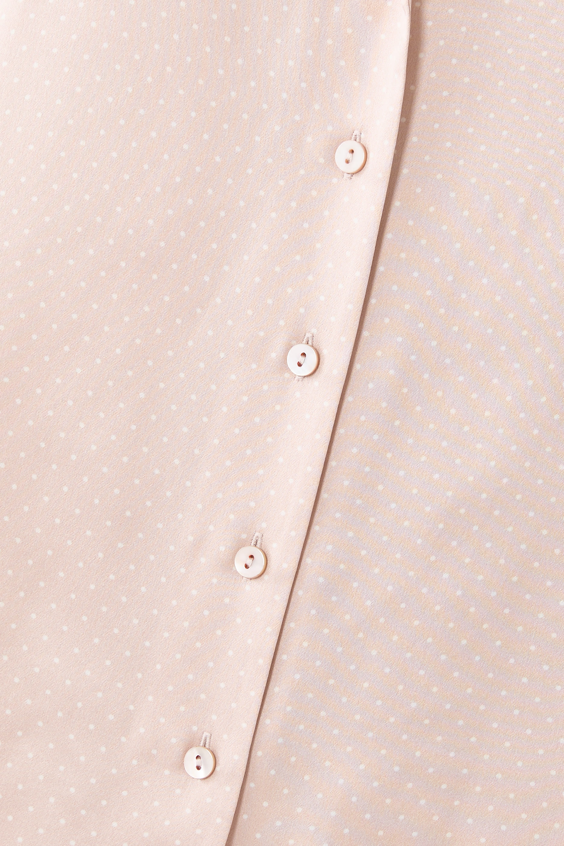 طقم بيجامة بأكتاف متخفضة ونقشة نقاط حرير