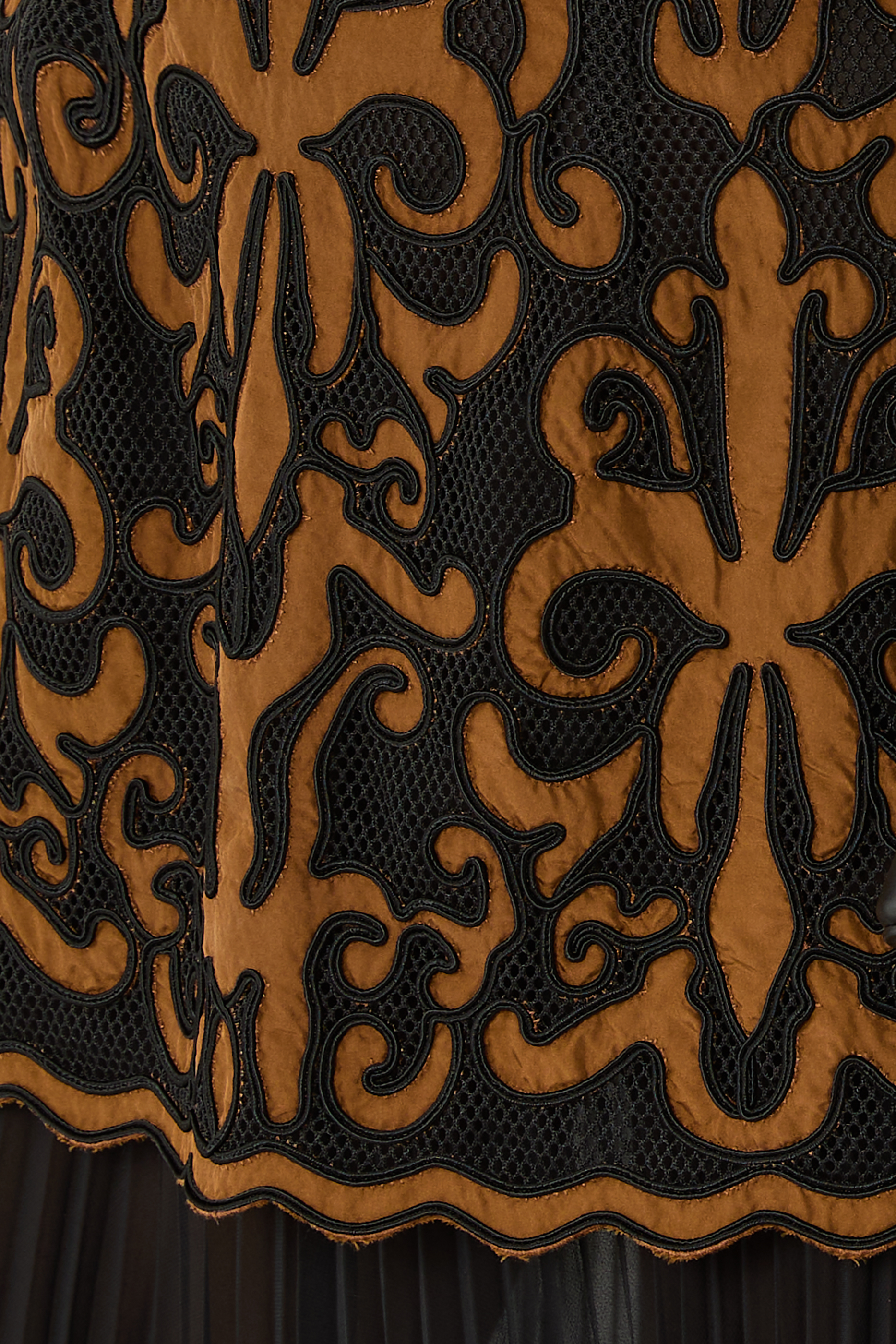 فستان أورين متوسط الطول بلا أكمام بتطريزات بارزة الملمس