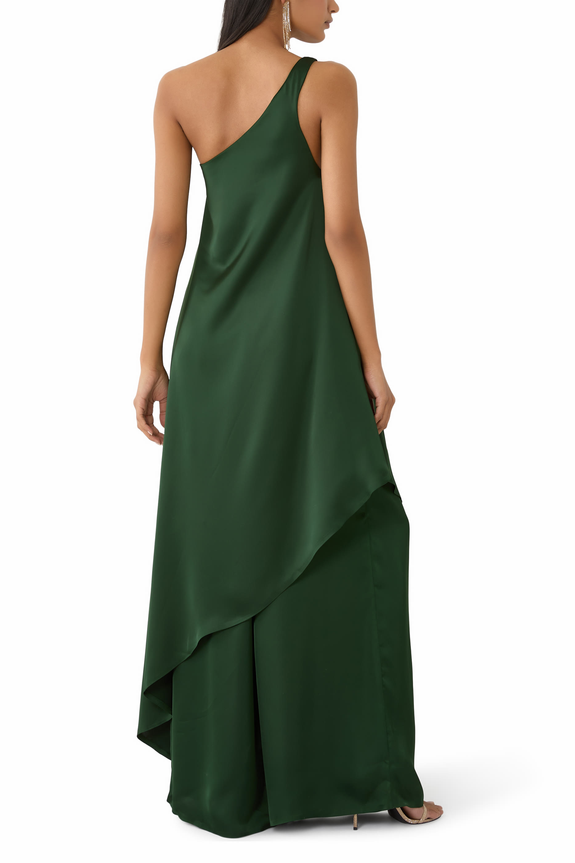 فستان بكتف مكشوف وياقة مائلة