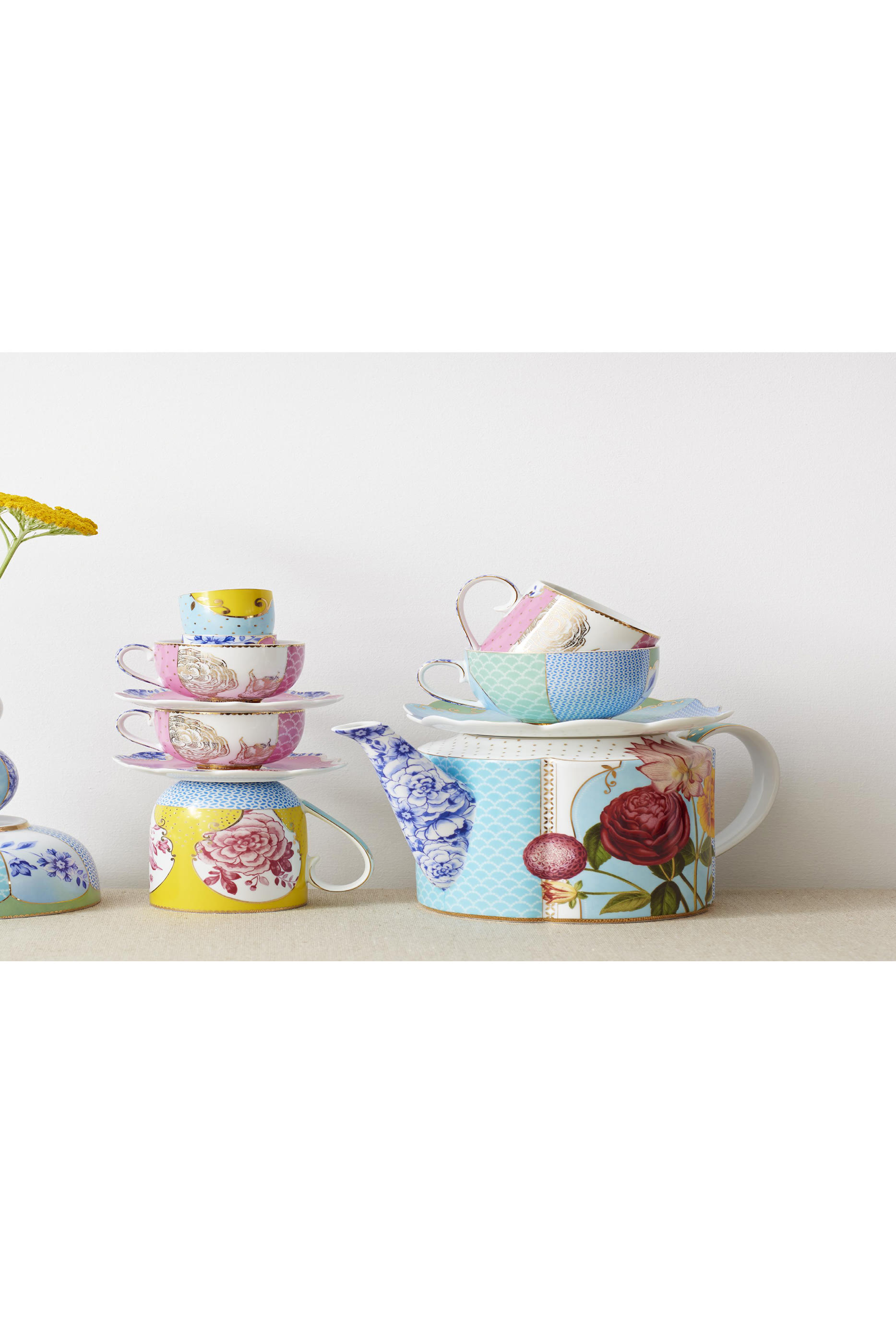 فنجان إسبريسو وطبق رويال باللون الوردي