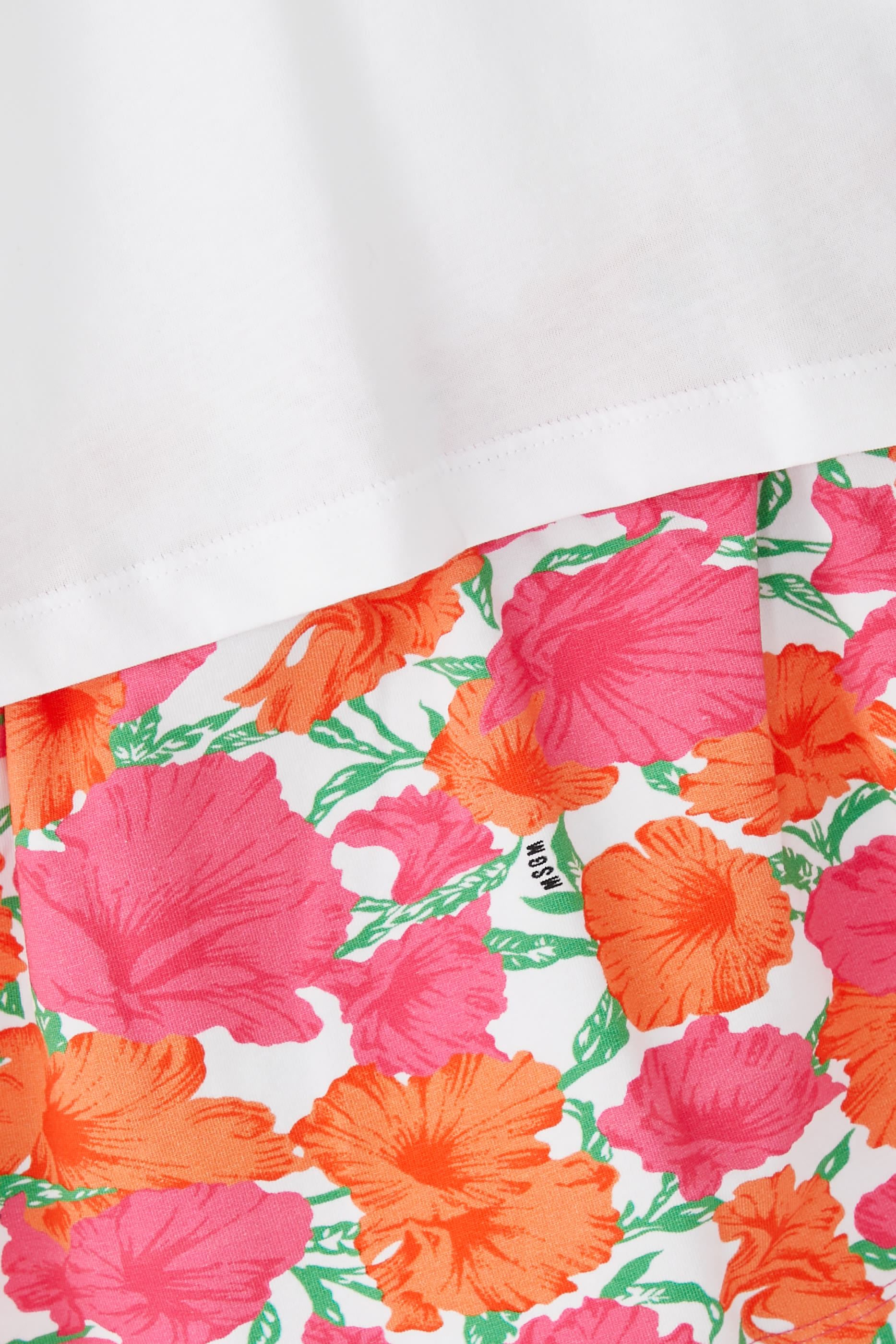 طقم تيشيرت وتنورة بنقشة زهور للأطفال