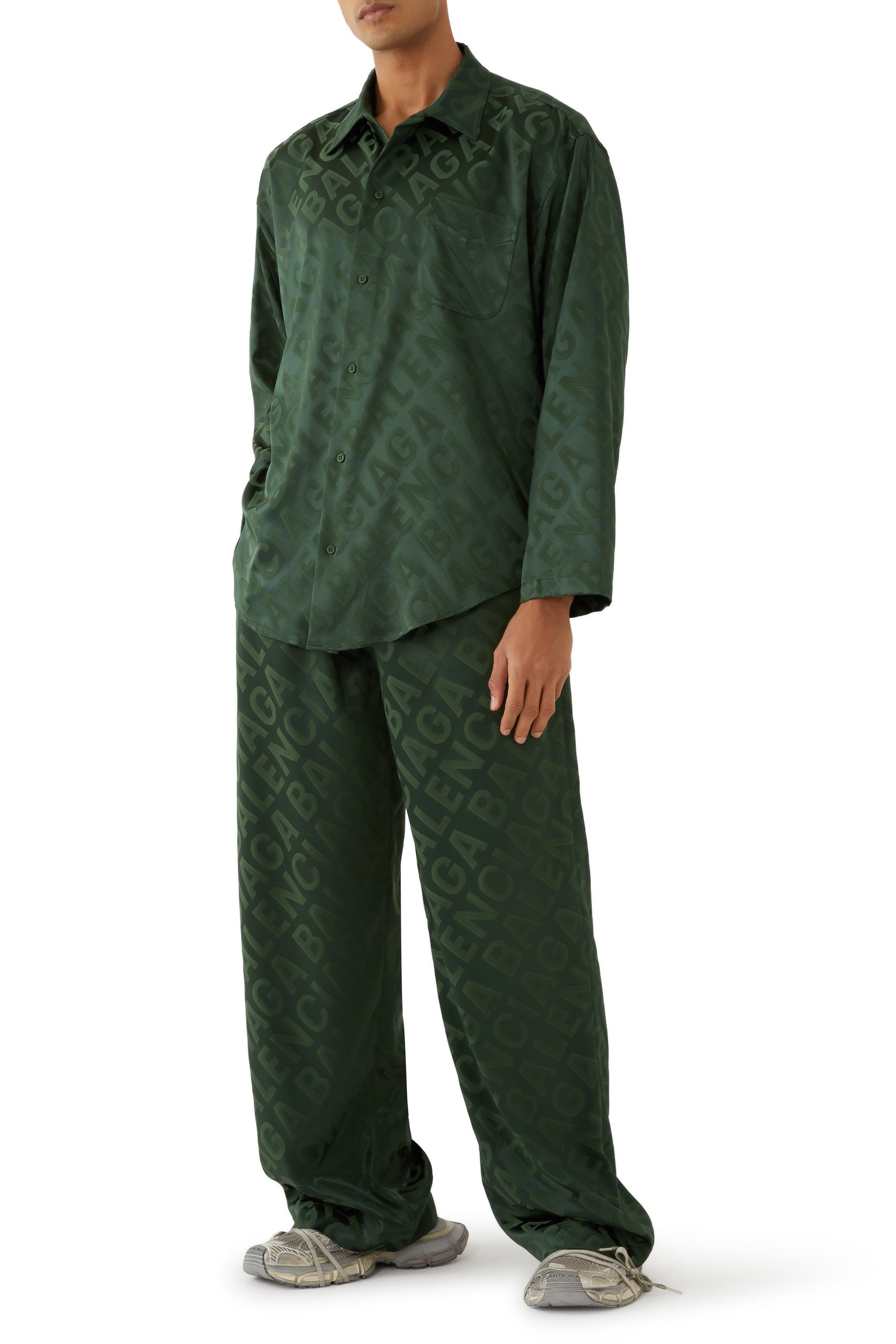 قميص بتصميم بسيط بقصة واسعة وشعار الماركة بالكامل