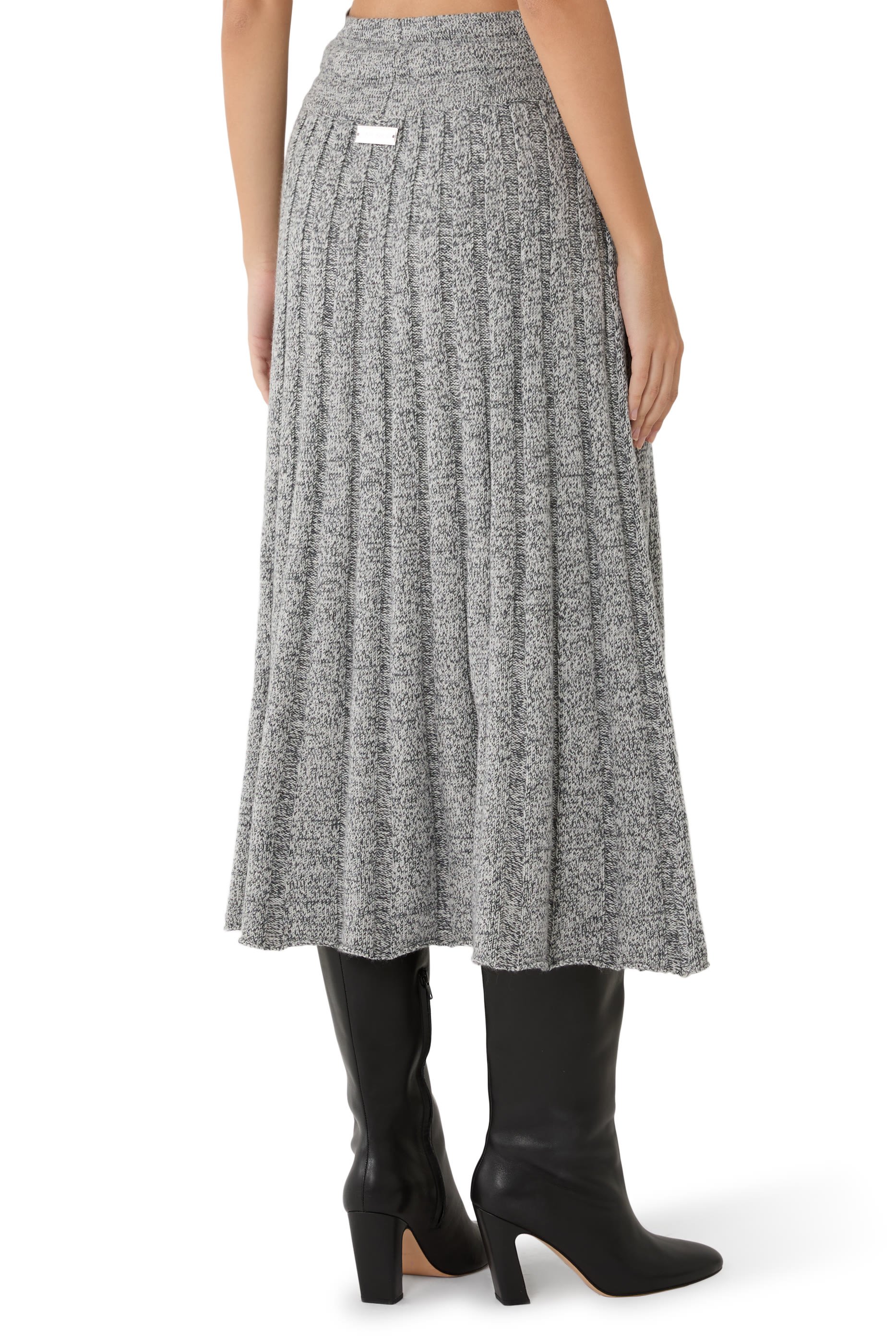 تنورة متوسطة الطول بطيات