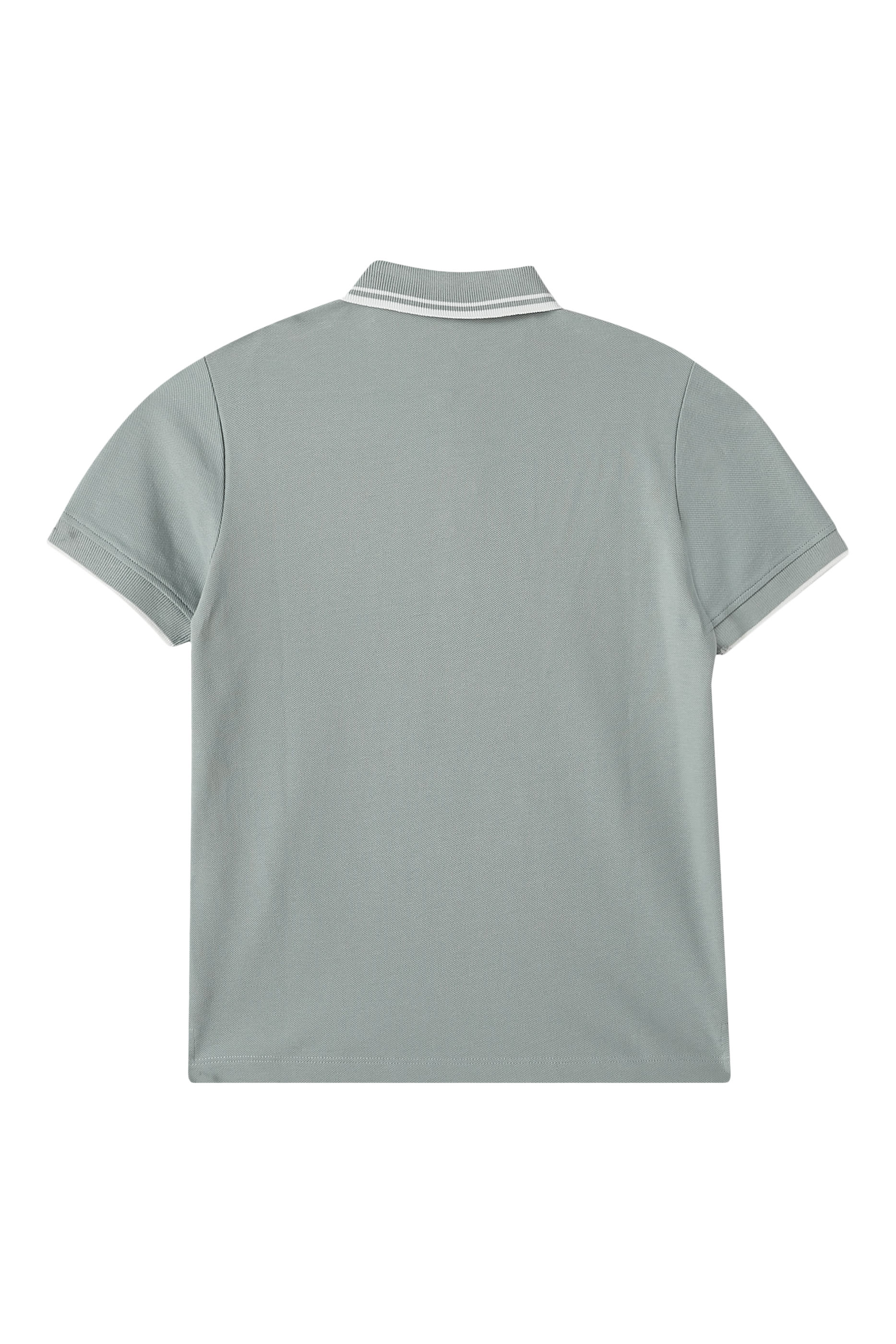 قميص بولو بأكمام قصيرة وشعار الماركة على الياقة للأطفال