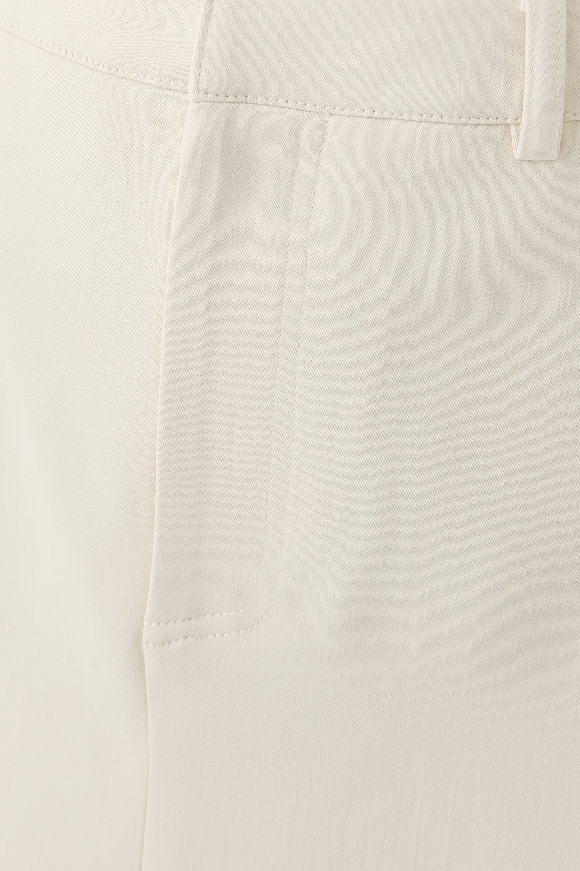 تنورة مايبيل متوسطة الطول بفتحة أمامية