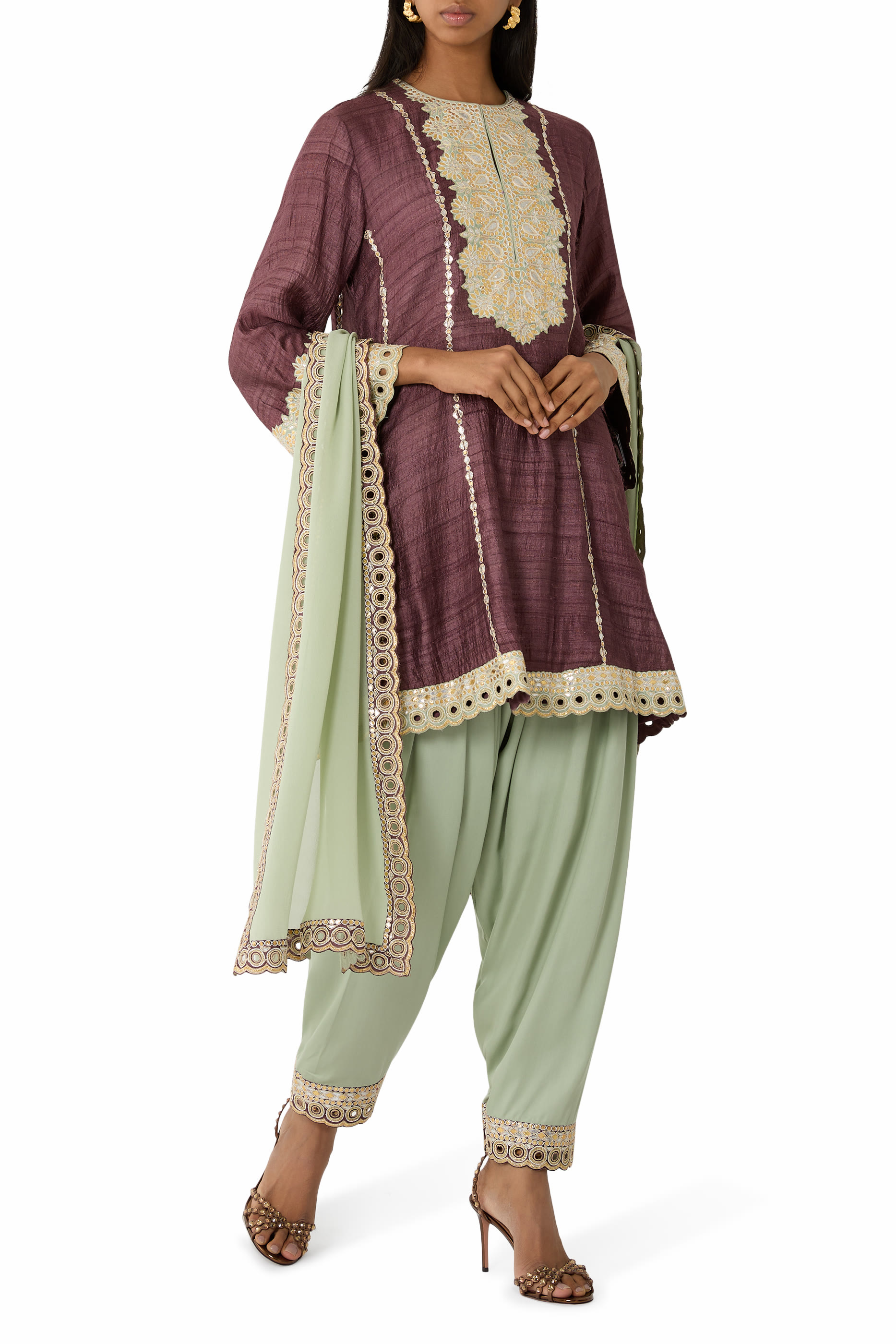 بدلة عمل غوتا