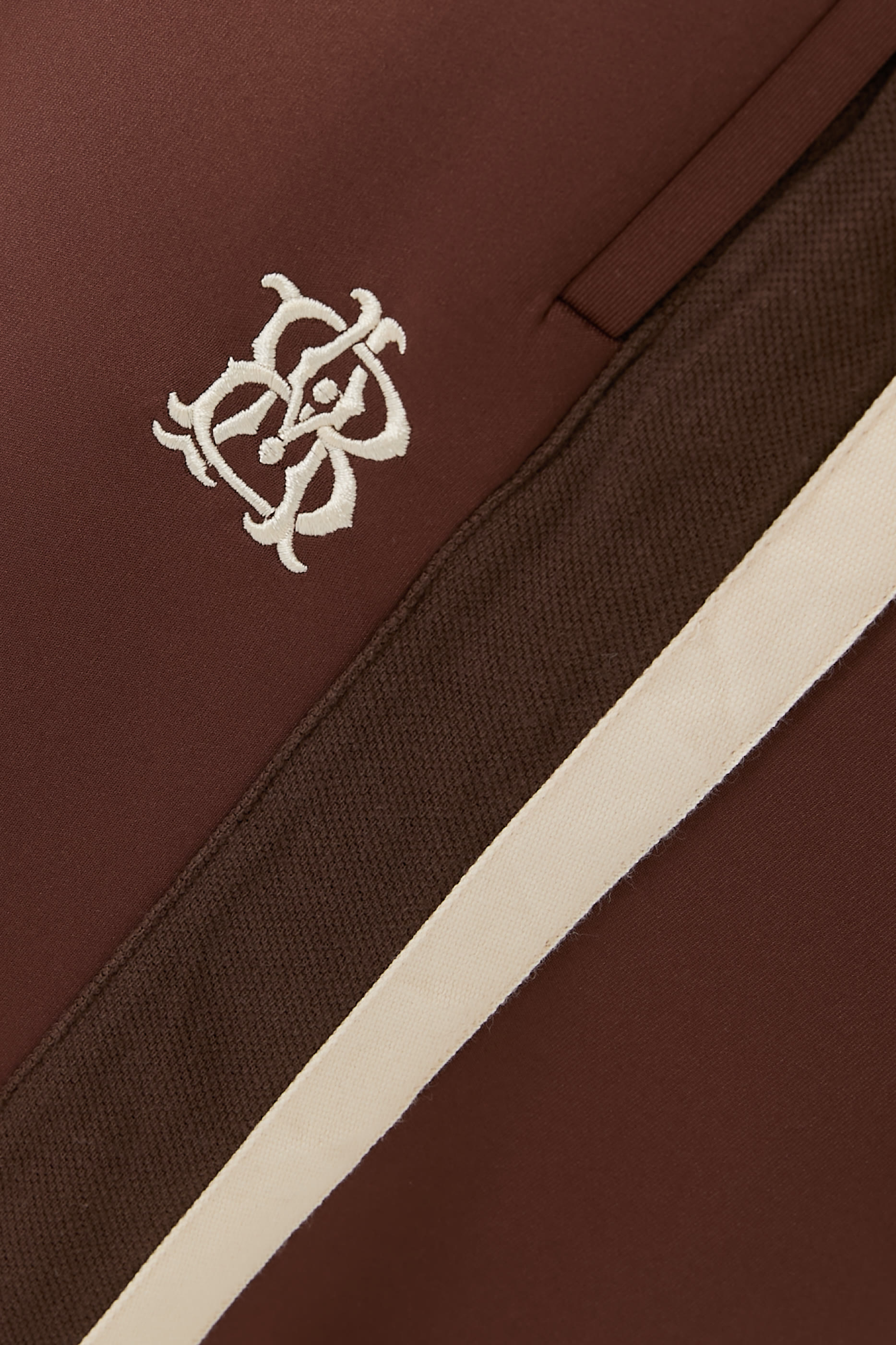 بنطال رياضي بحروف شعار الماركة