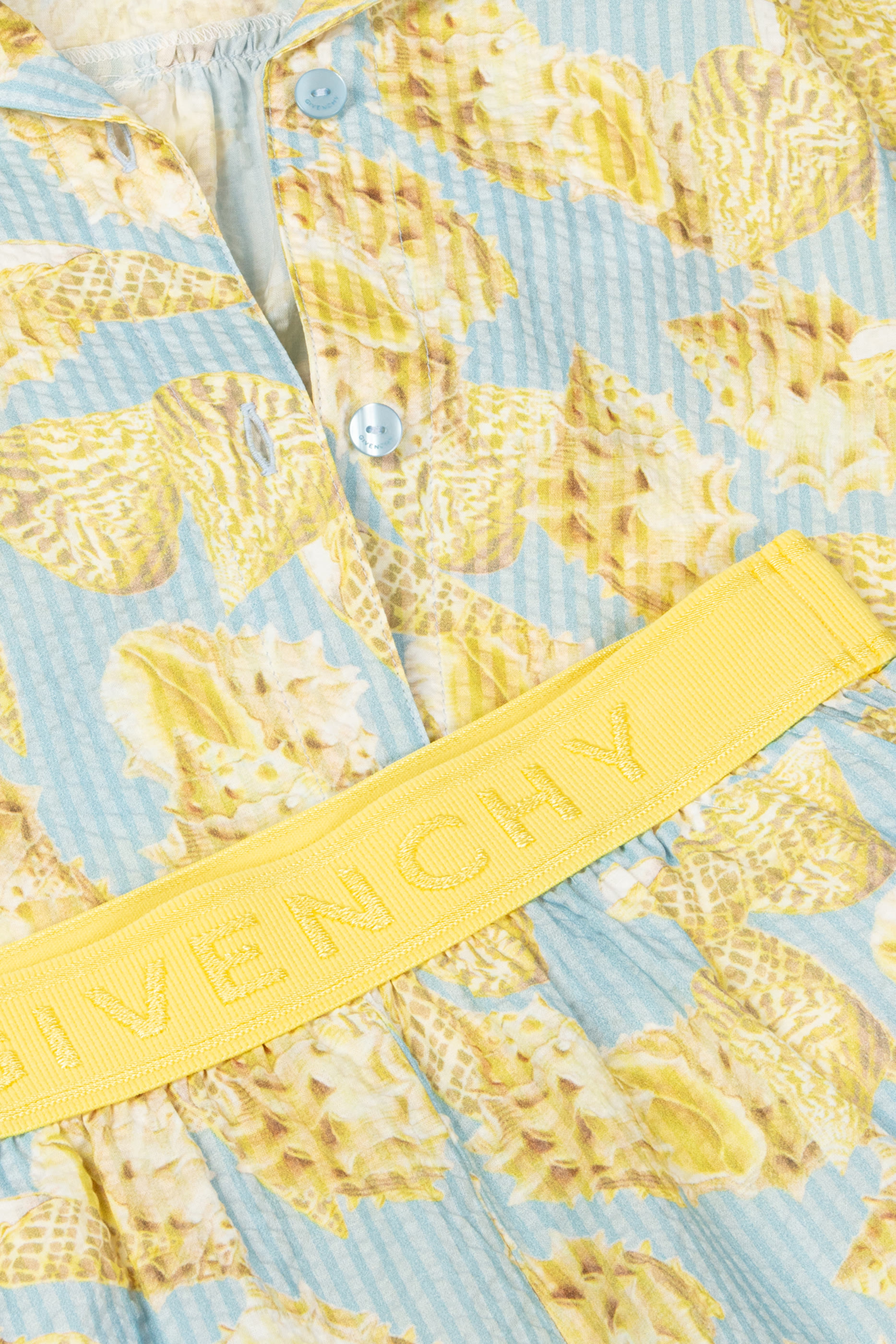 طقم شورت وقميص بشعار الماركة للأطفال