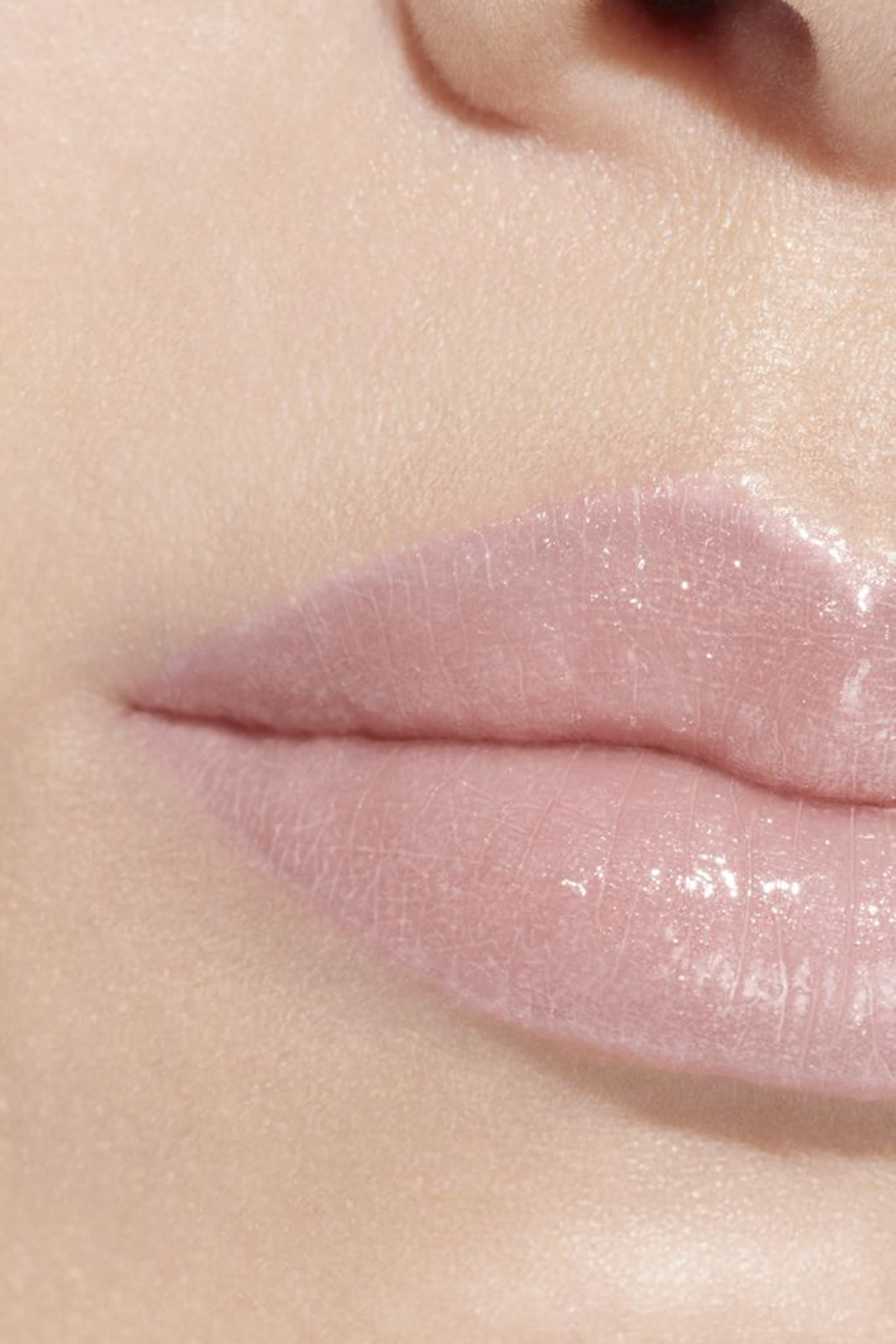 CHANEL ROUGE COCO BAUME بلسم بأصباغ مرطّب، بكثافة قابلة للزيادة لشفاه أكثر جمالًا يومًا بعد يوم.