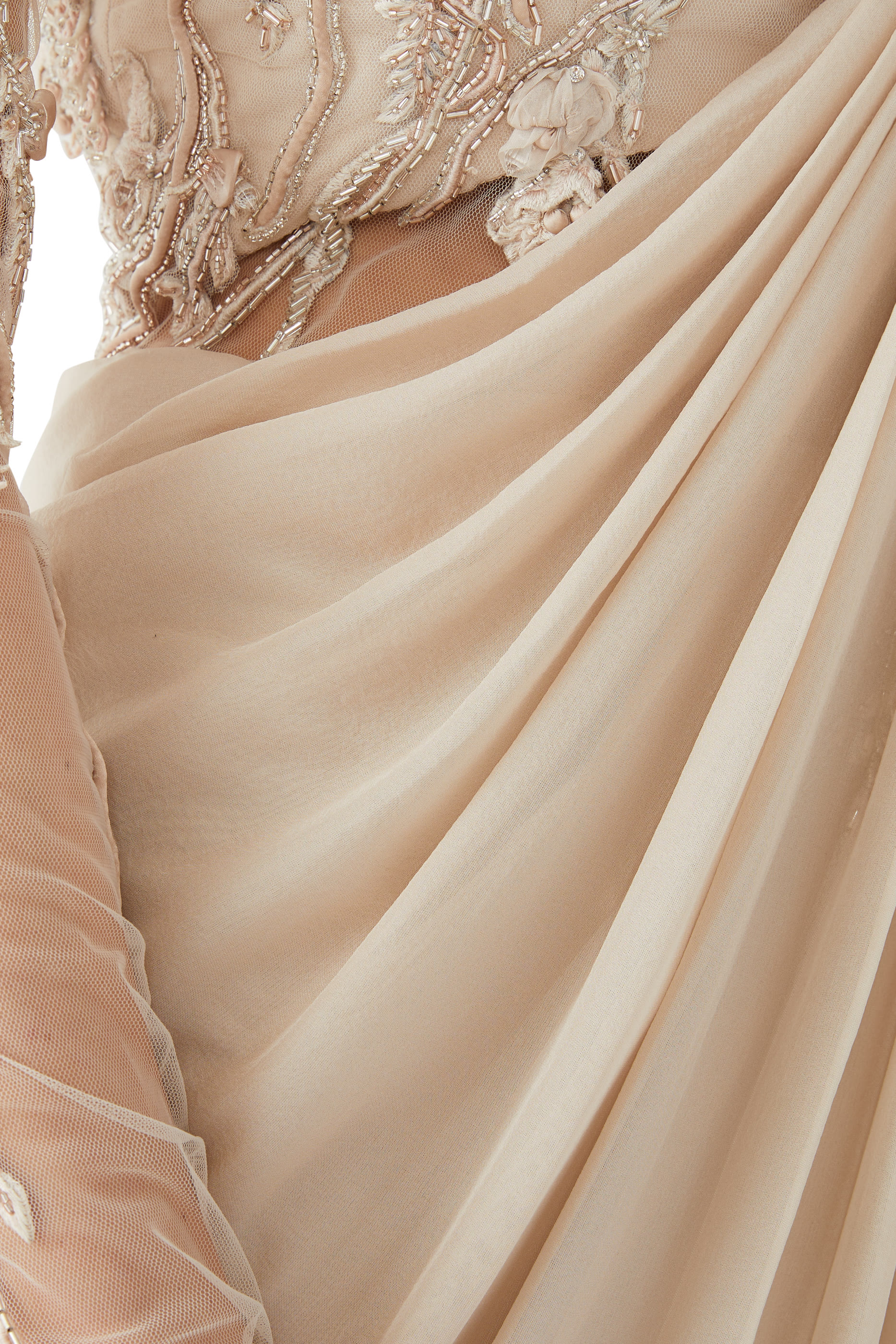 فستان سهرة بتصميم ساري بكم طويل