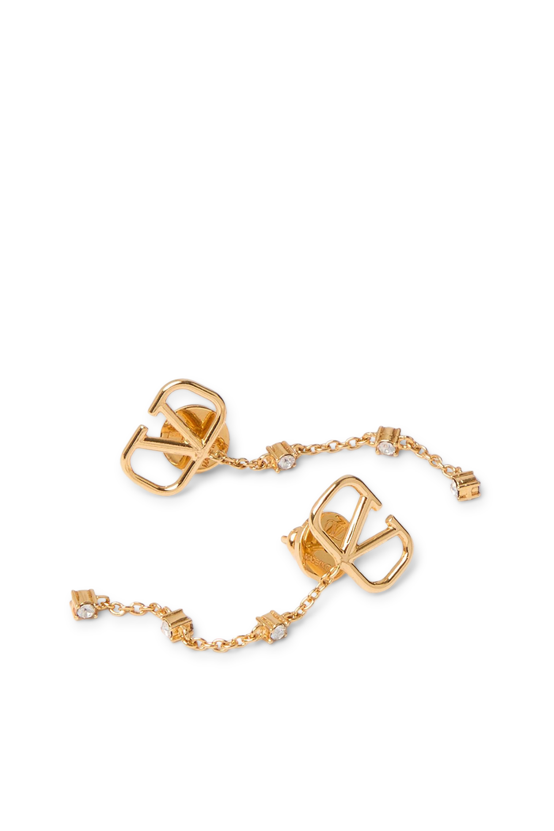 أقراط بحلية صغيرة بشعار الماركة