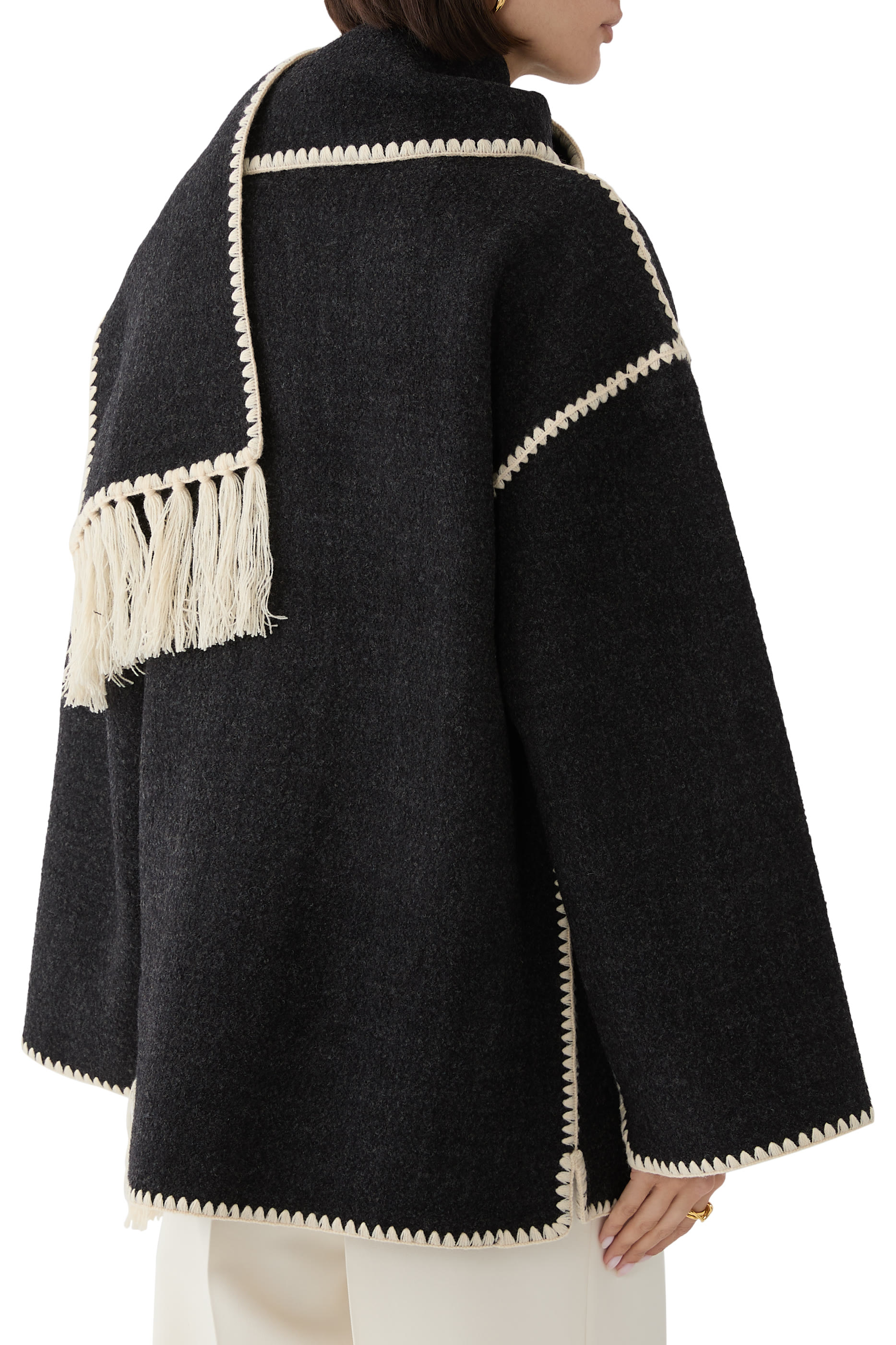 جاكيت بوشاح وتطريزات