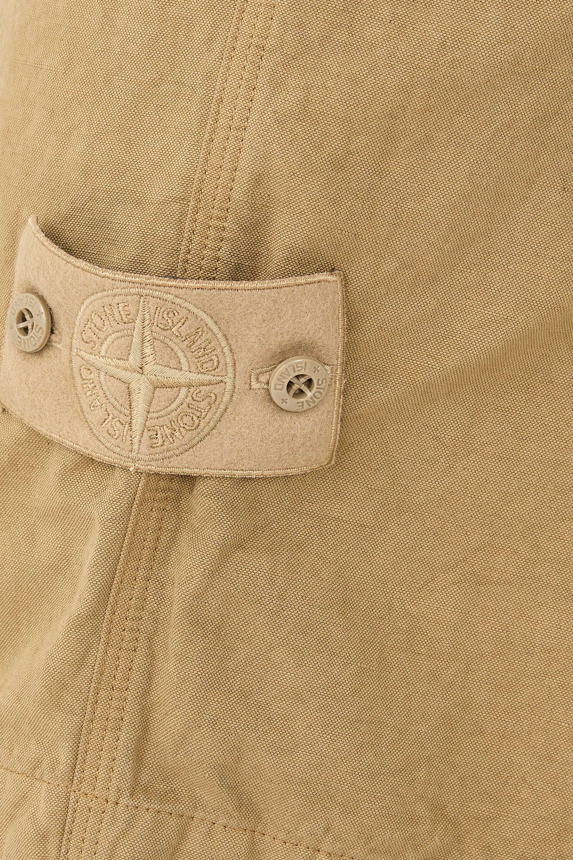 شورت برمودا برباط تضييق عند الخصر وشعار الماركة