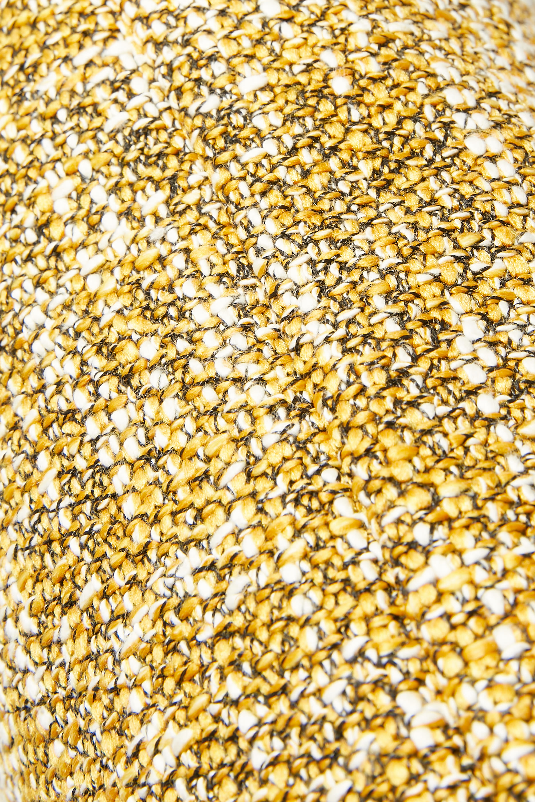 وسادة بارزة الملمس بتصميم مربع