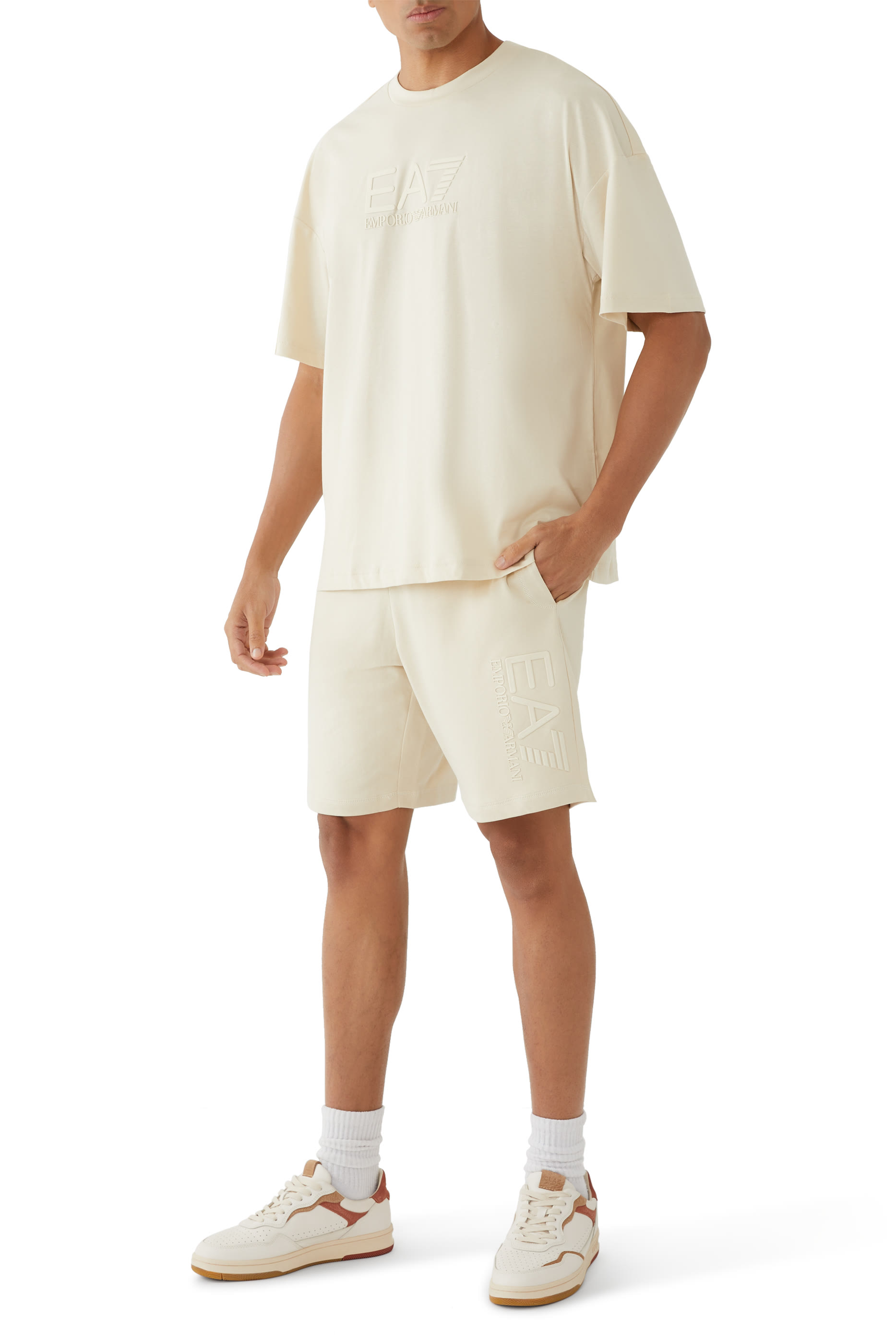 تيشيرت بشعار الماركة بحجم كبير