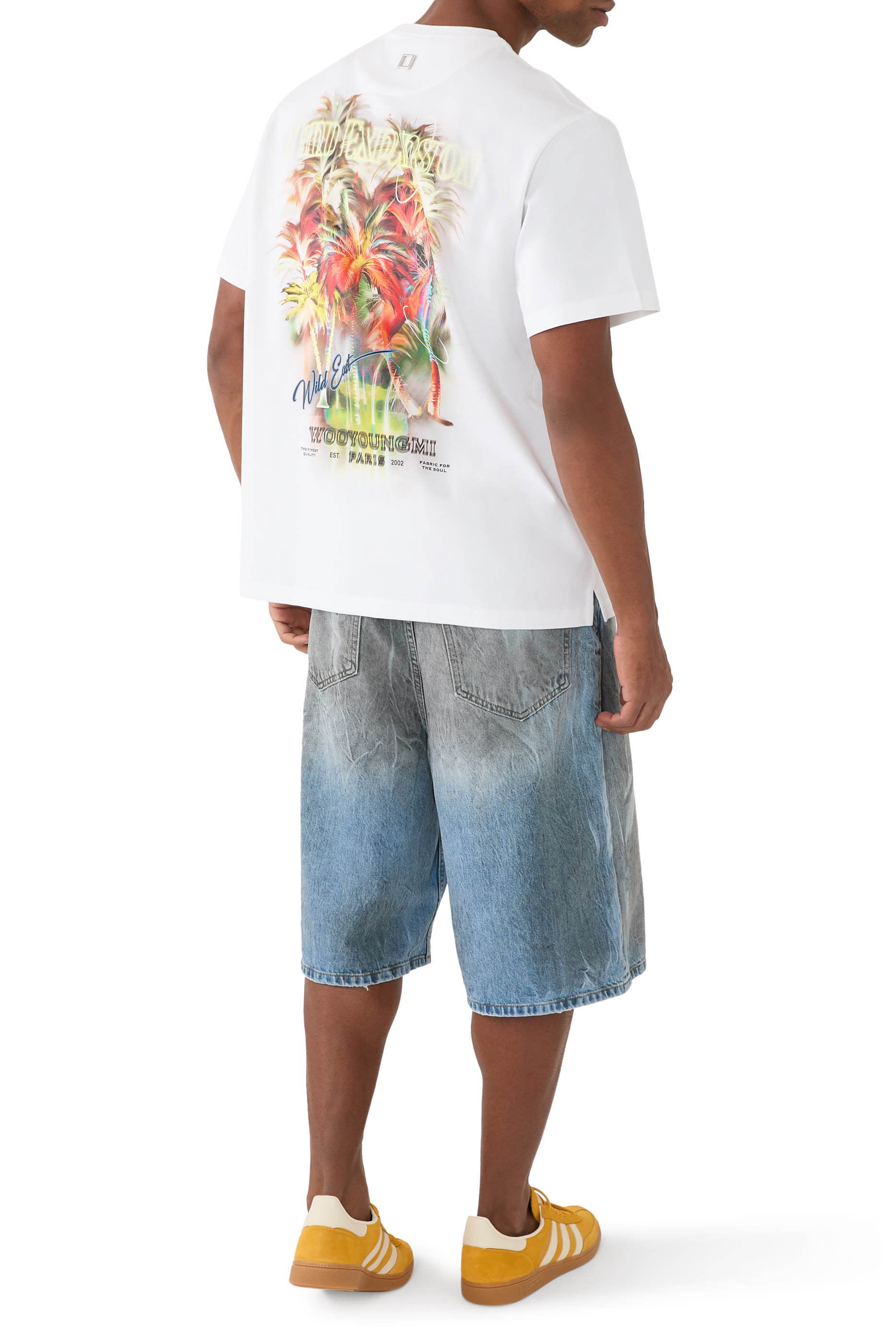 تيشيرت بطبعة غرافيك