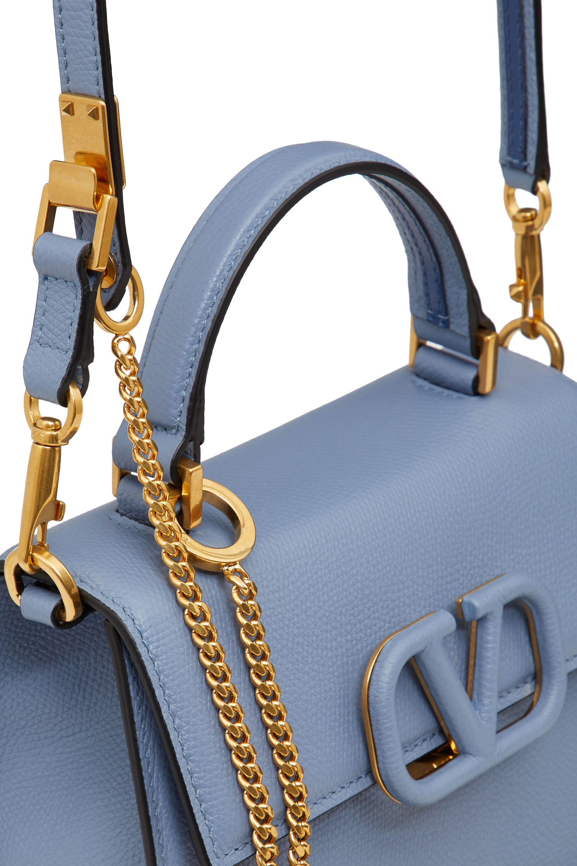 حقيبة صغيرة بيد علوية وشعار V