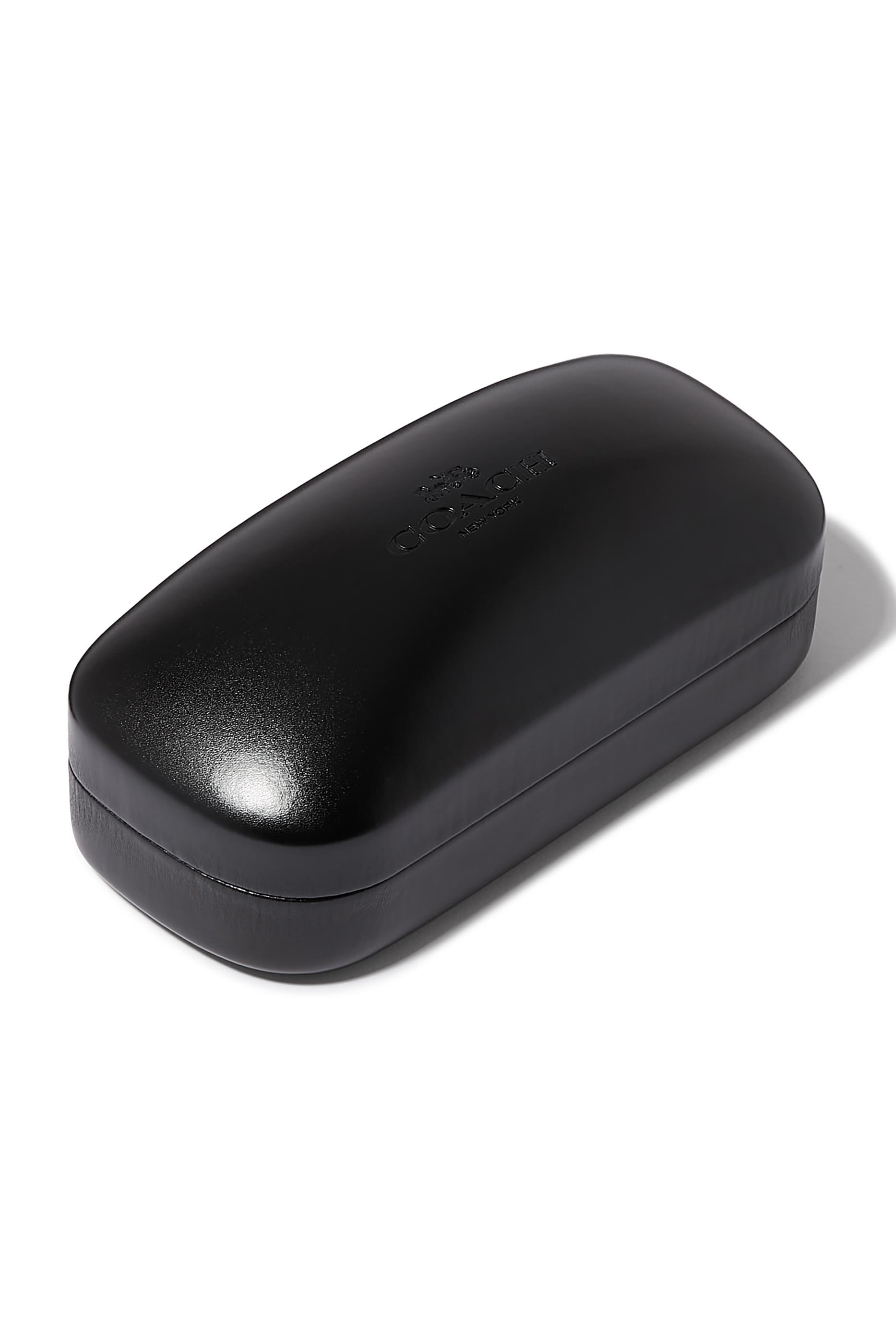 نظارة شمسية بإطار مربع عريض وذراع مزين بشعار الماركة