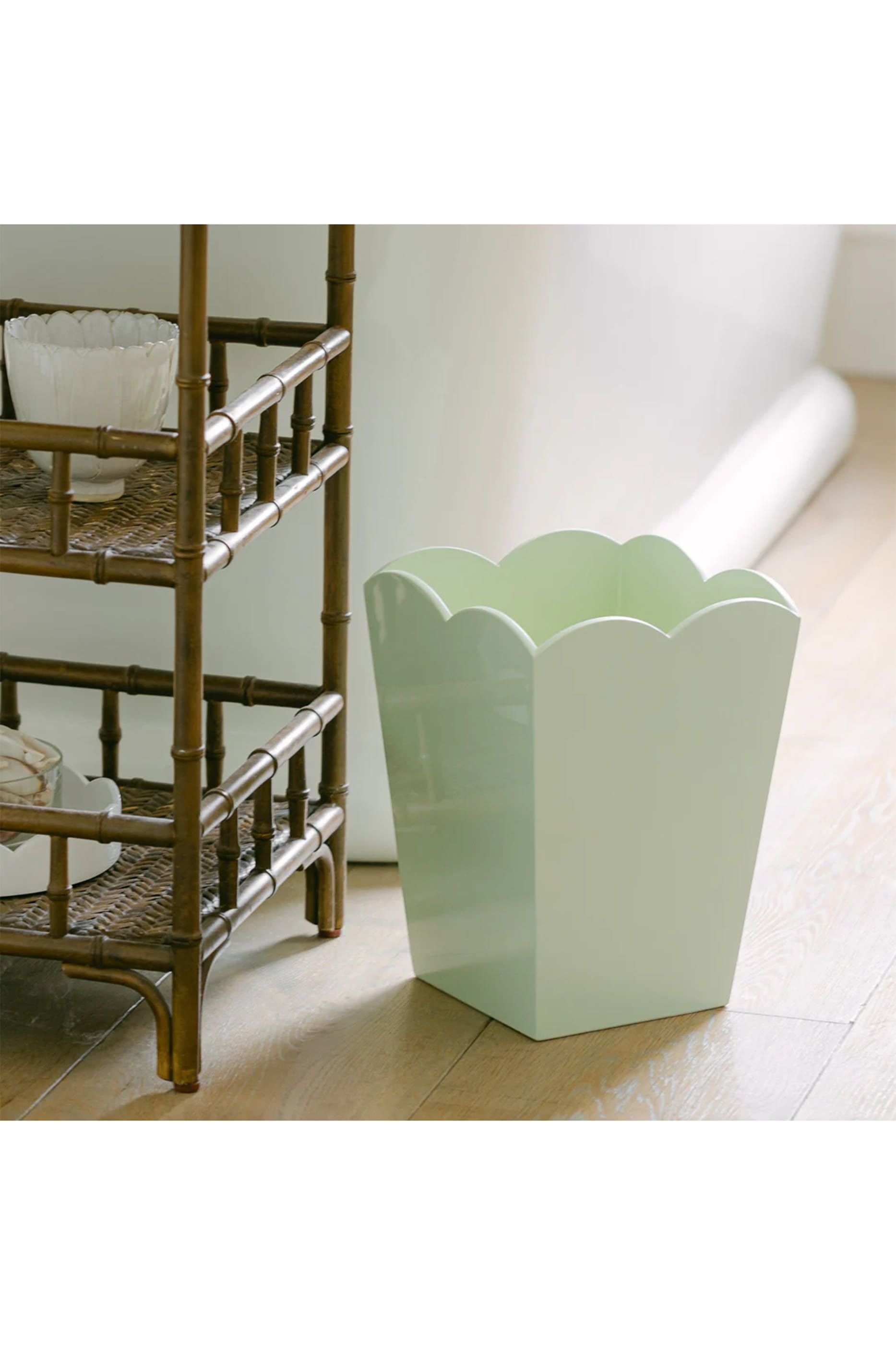 سلة مهملات بحواف صدفية