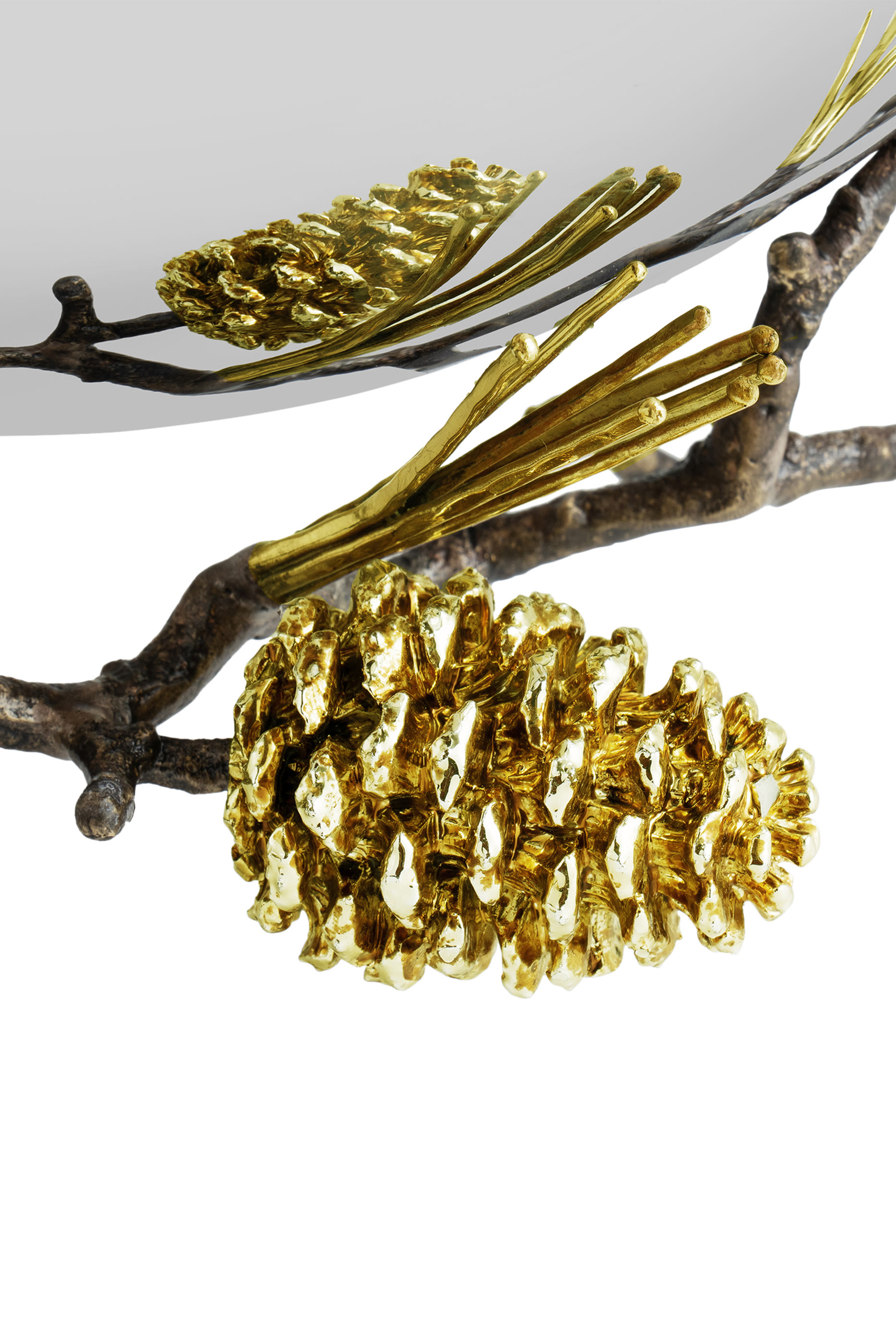 وعاء تقديم مزين بالصنوبر