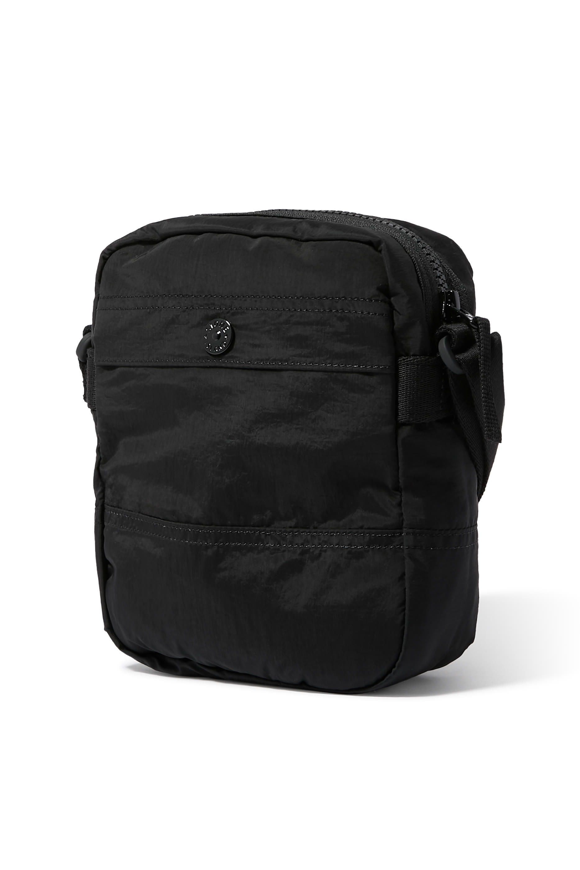 حقيبة صغيرة بشعار الماركة