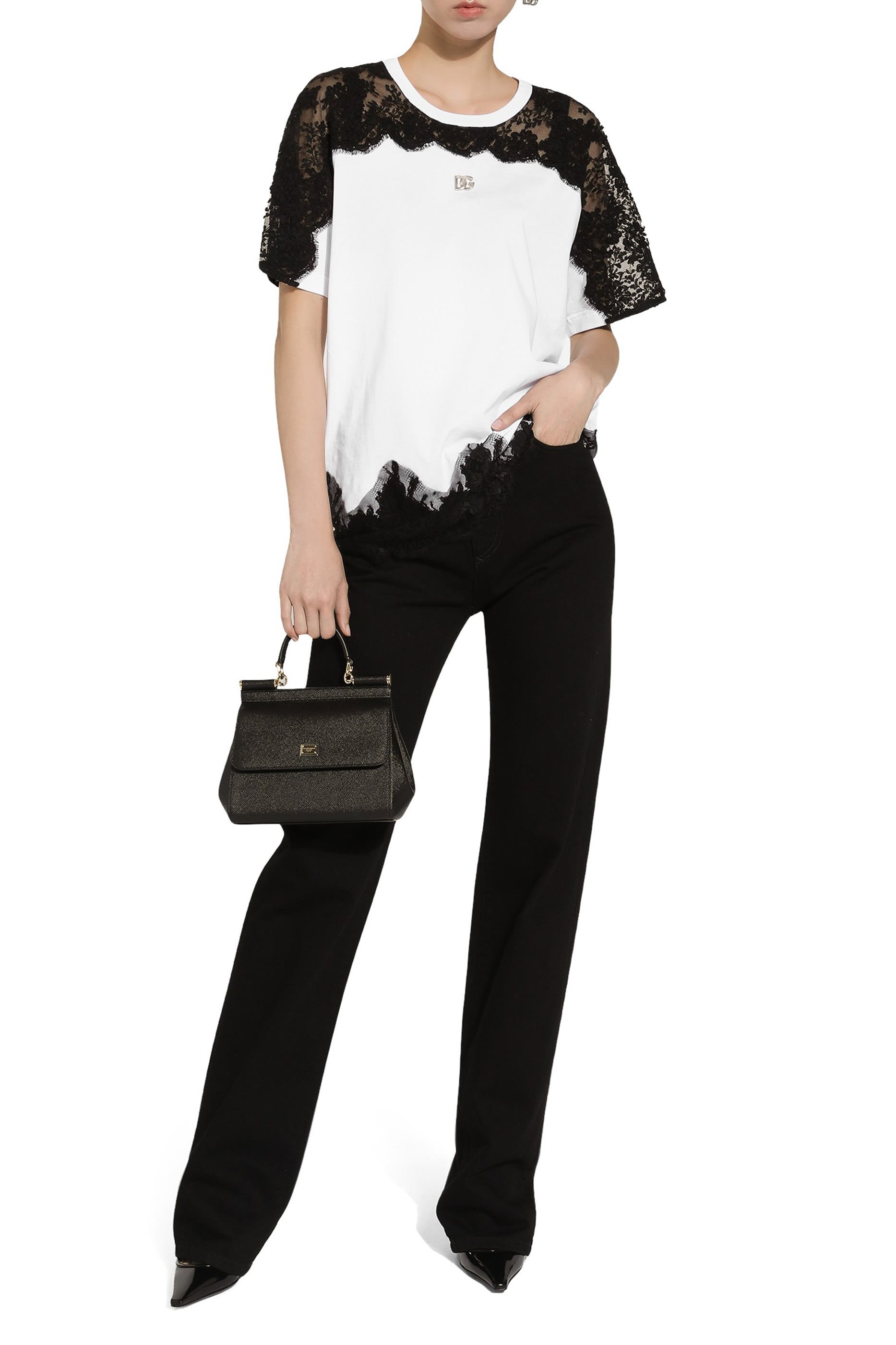 تيشيرت جيرسيه بتفاصيل دانتيل وشعار الماركة