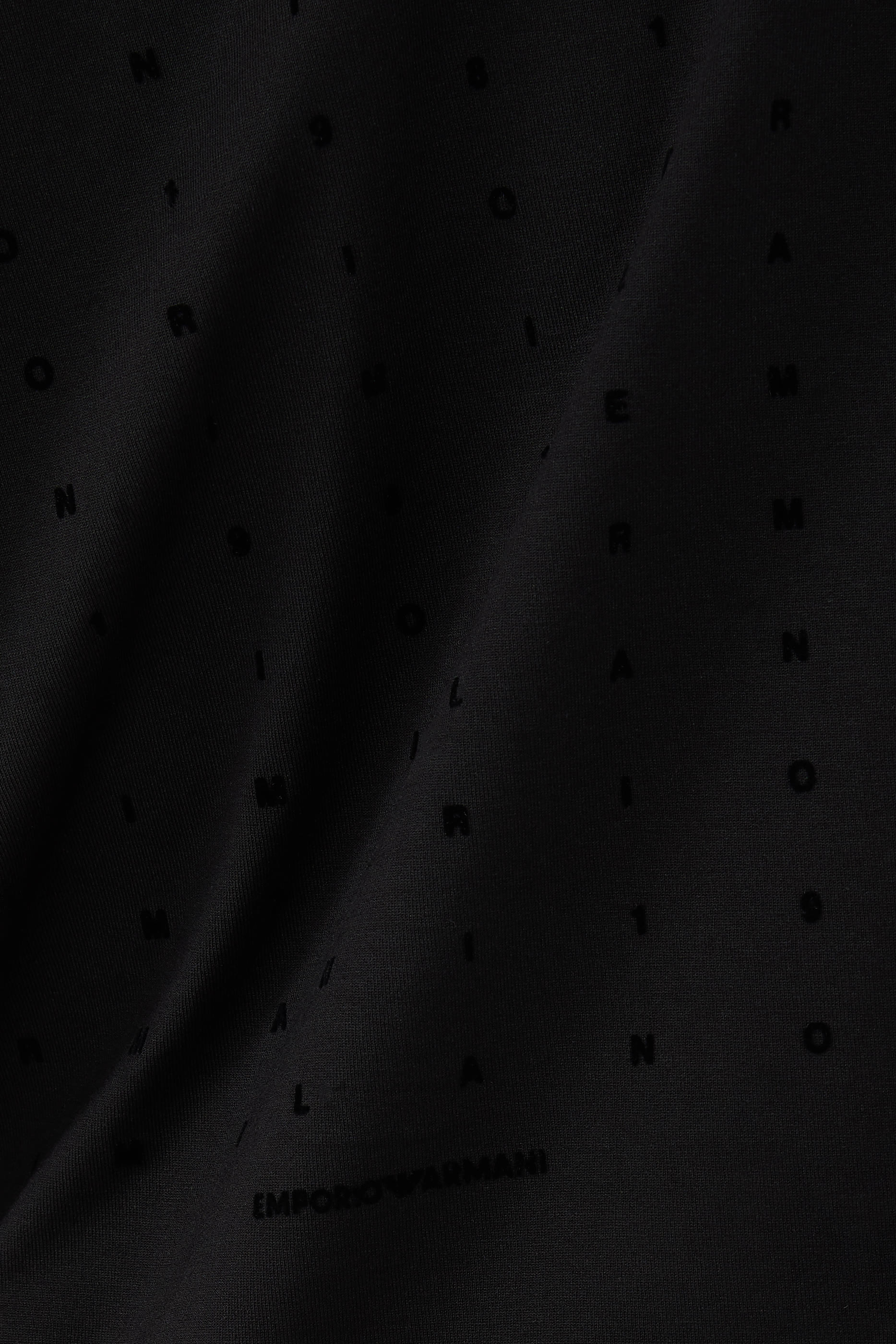 تيشيرت بحروف شعار الماركة مخمل