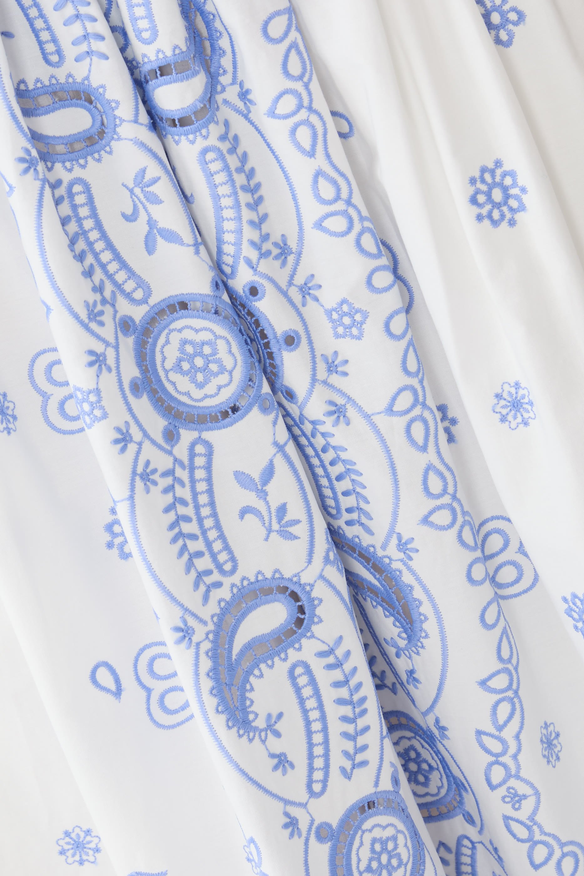 تنورة متوسطة الطول بتطريز