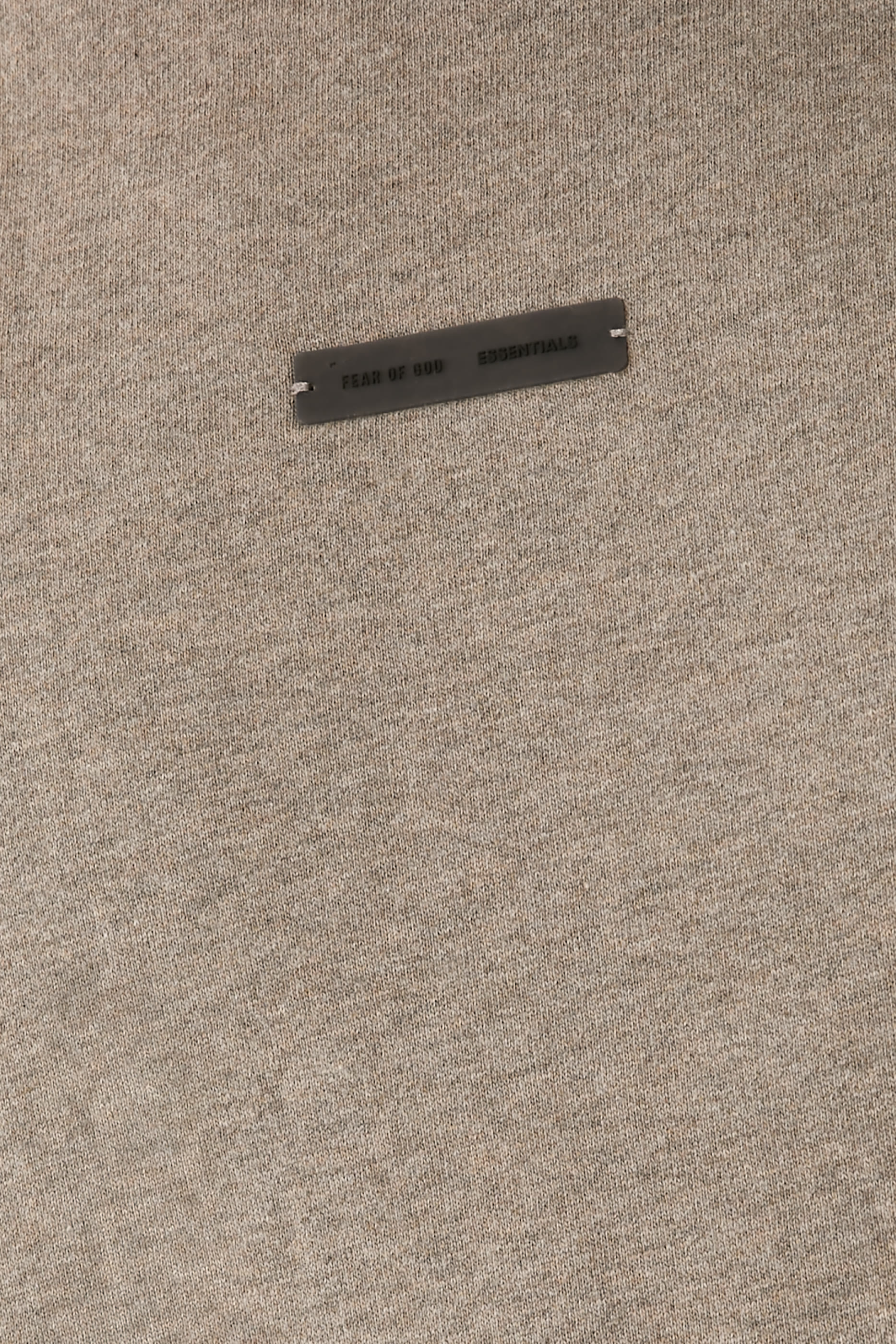 سويت شيرت بياقة ضيقة وقصة عصرية