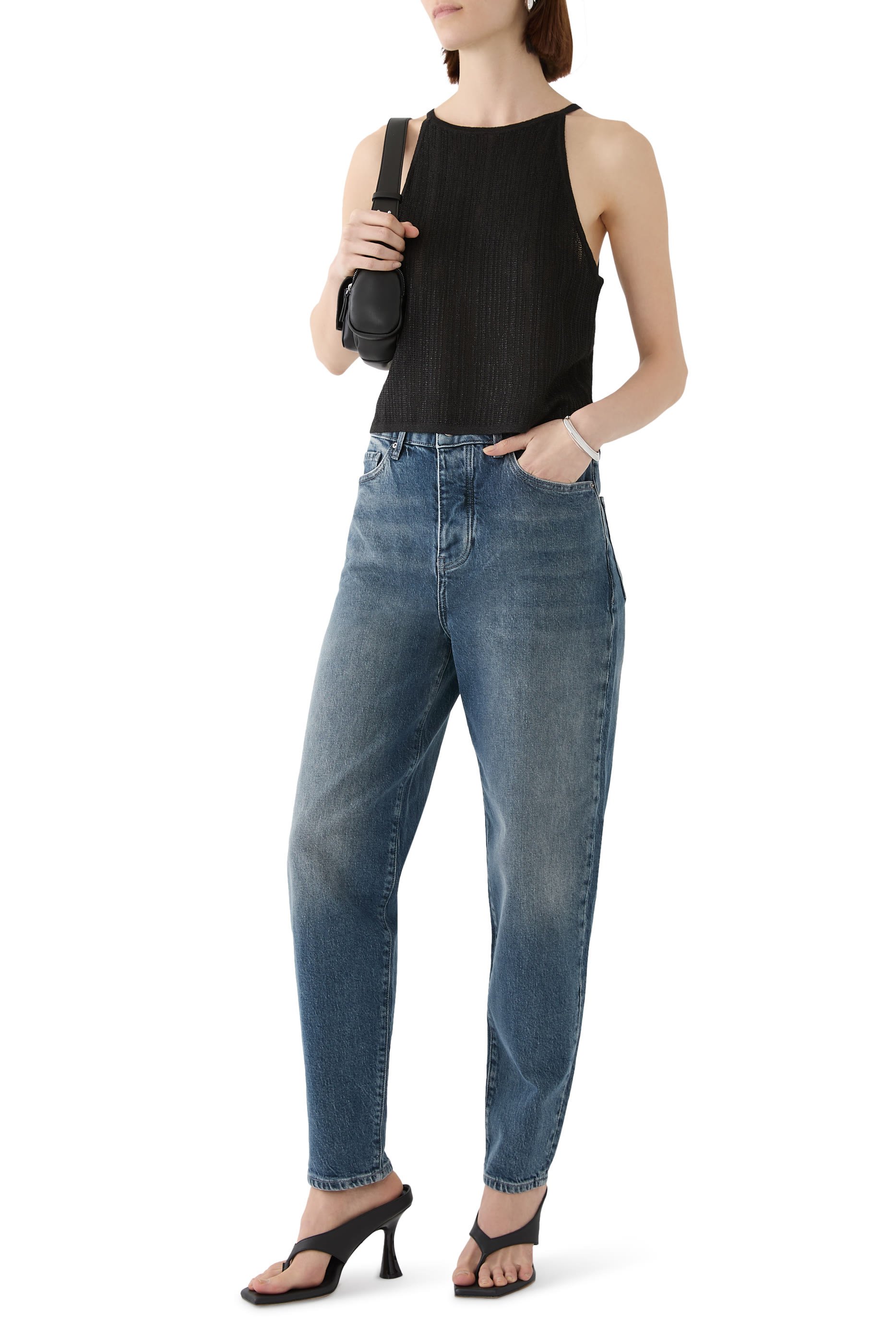 بلوزة بقصة قصيرة وبلا أكمام