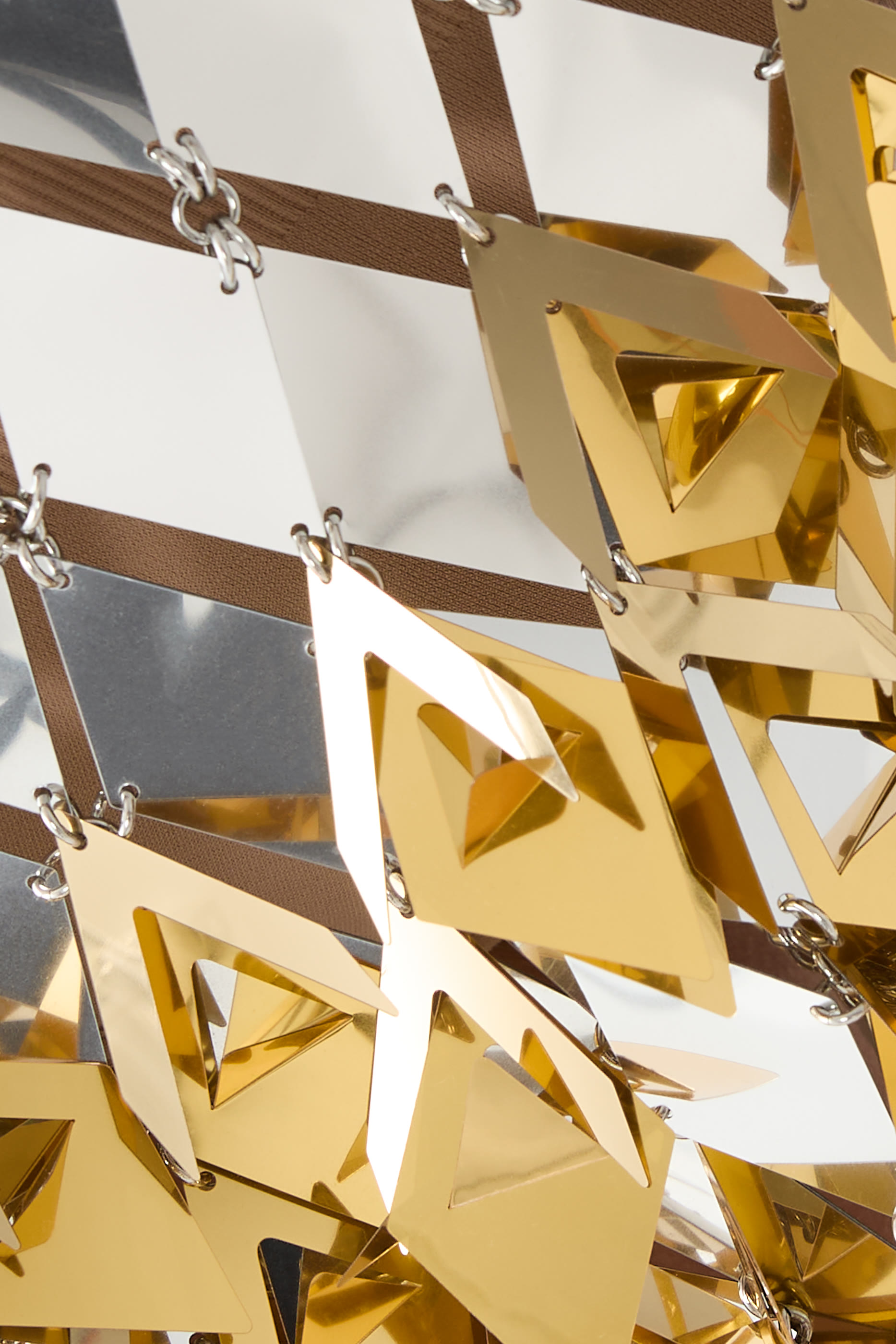 تنورة قصيرة بحلقات لامعة