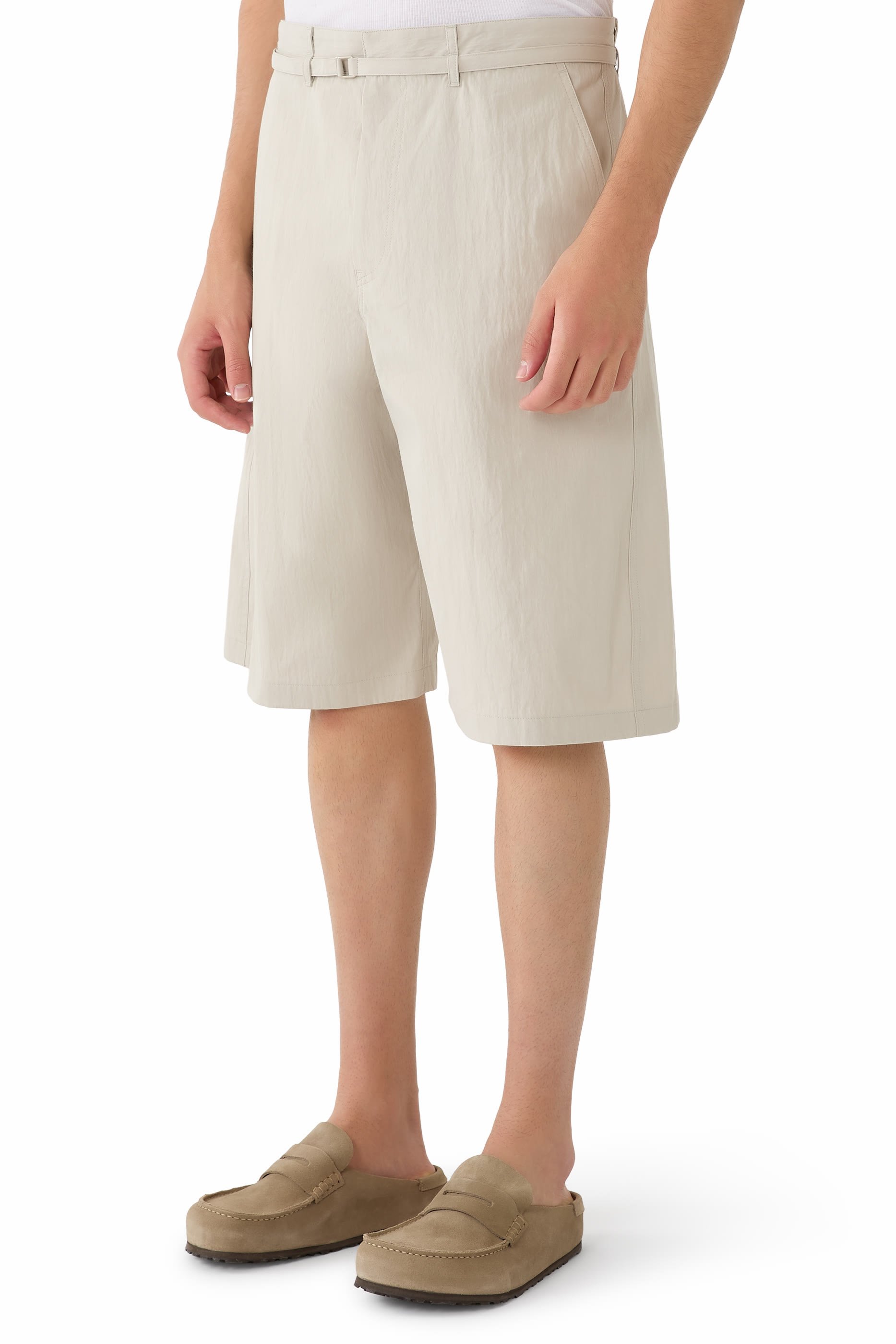 شورت بحزام وتصميم مقوس