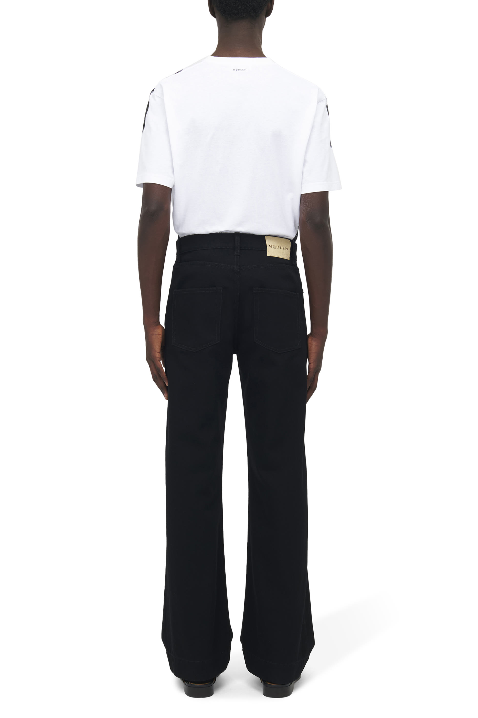 بنطال جينز بقصة ساق واسعة