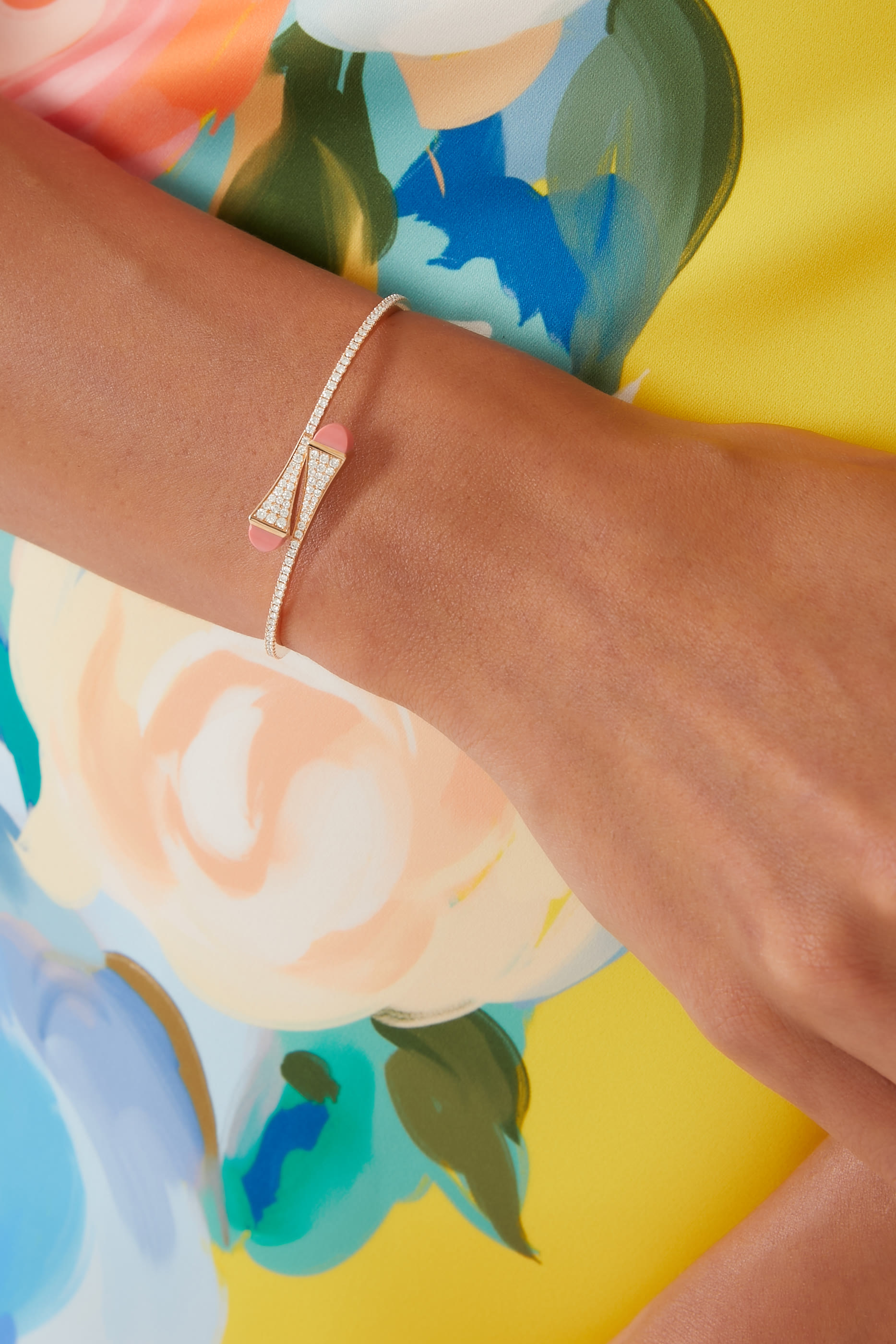 سوار كليو متوسط مرصع بالماس والمرجان ذهب وردي عيار 18