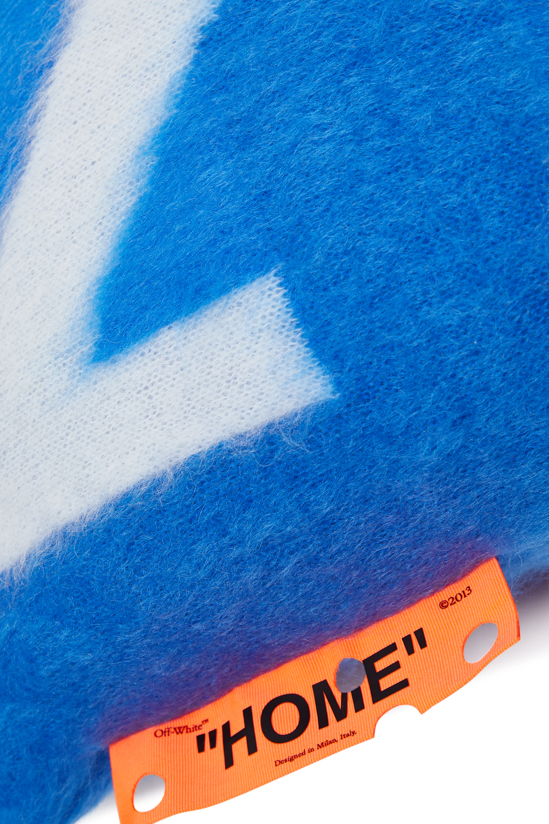 وسادة مزينة بسهم كبير