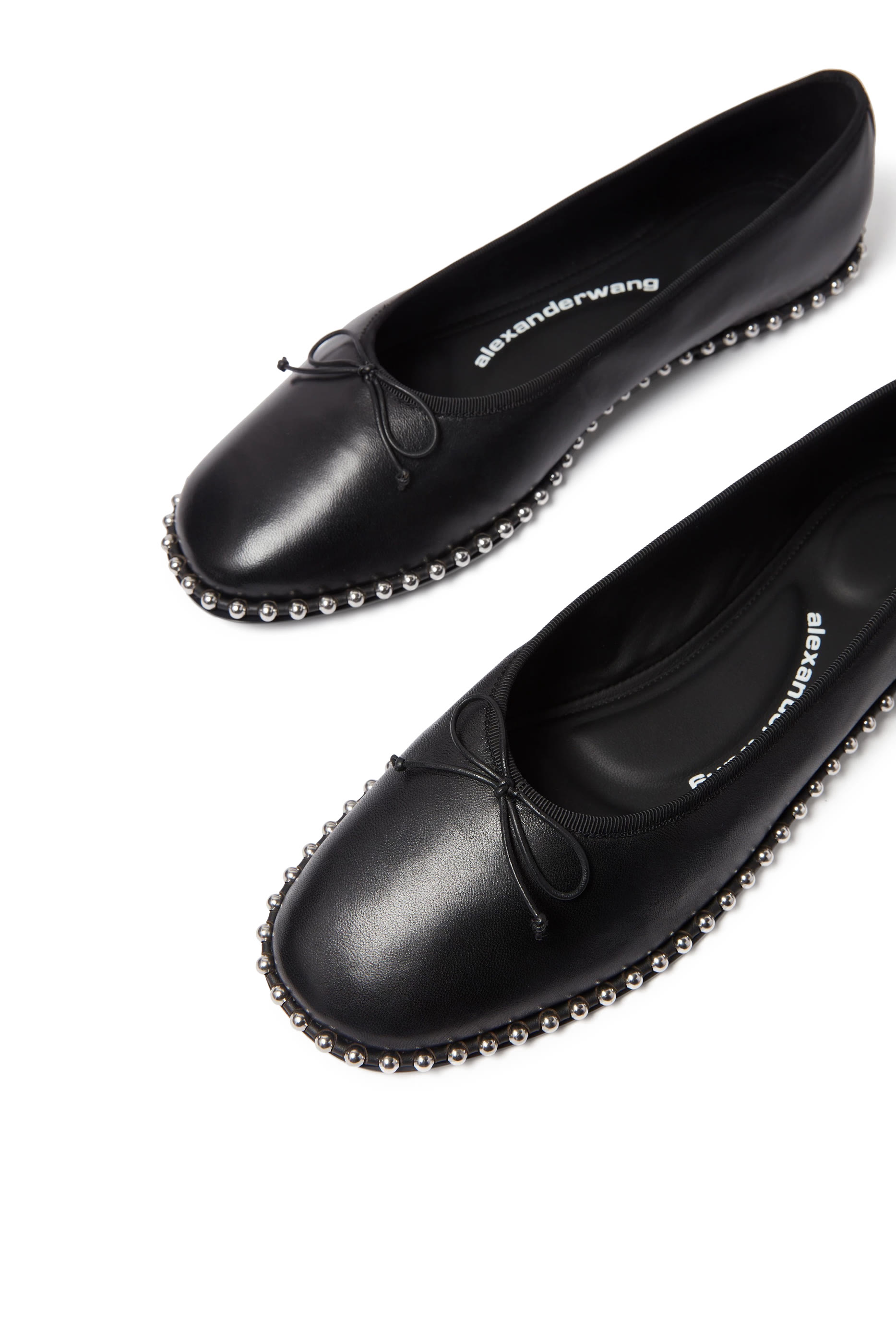 حذاء لينا بنعل مسطح وتفاصيل سلسلة كروية