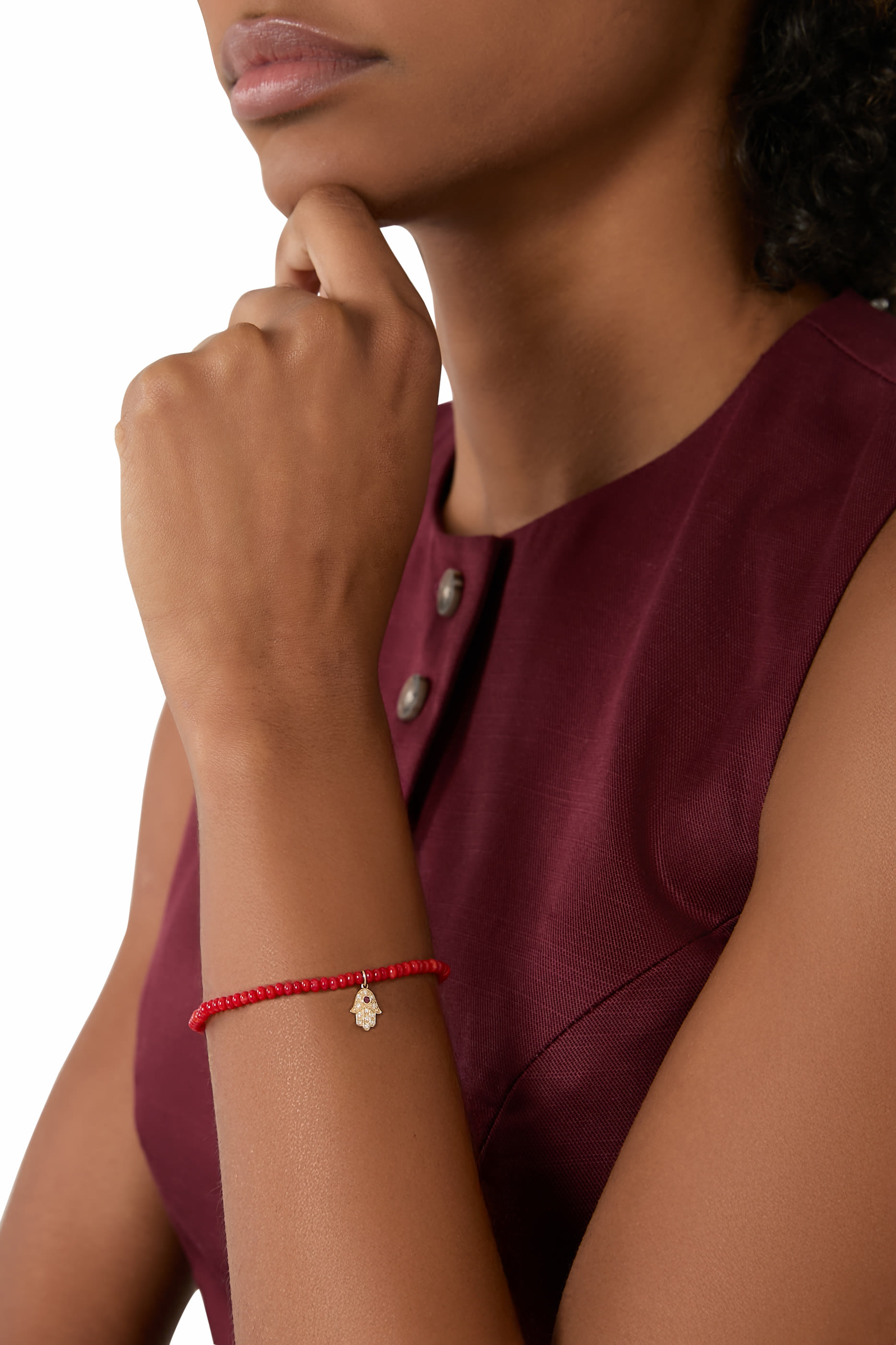 سوار خرز بحلية صفيرة بتصميم كف مرصع بالماس والياقوت وحبات الخيزران من البحر الأحمر ذهب أصفر عيار 14